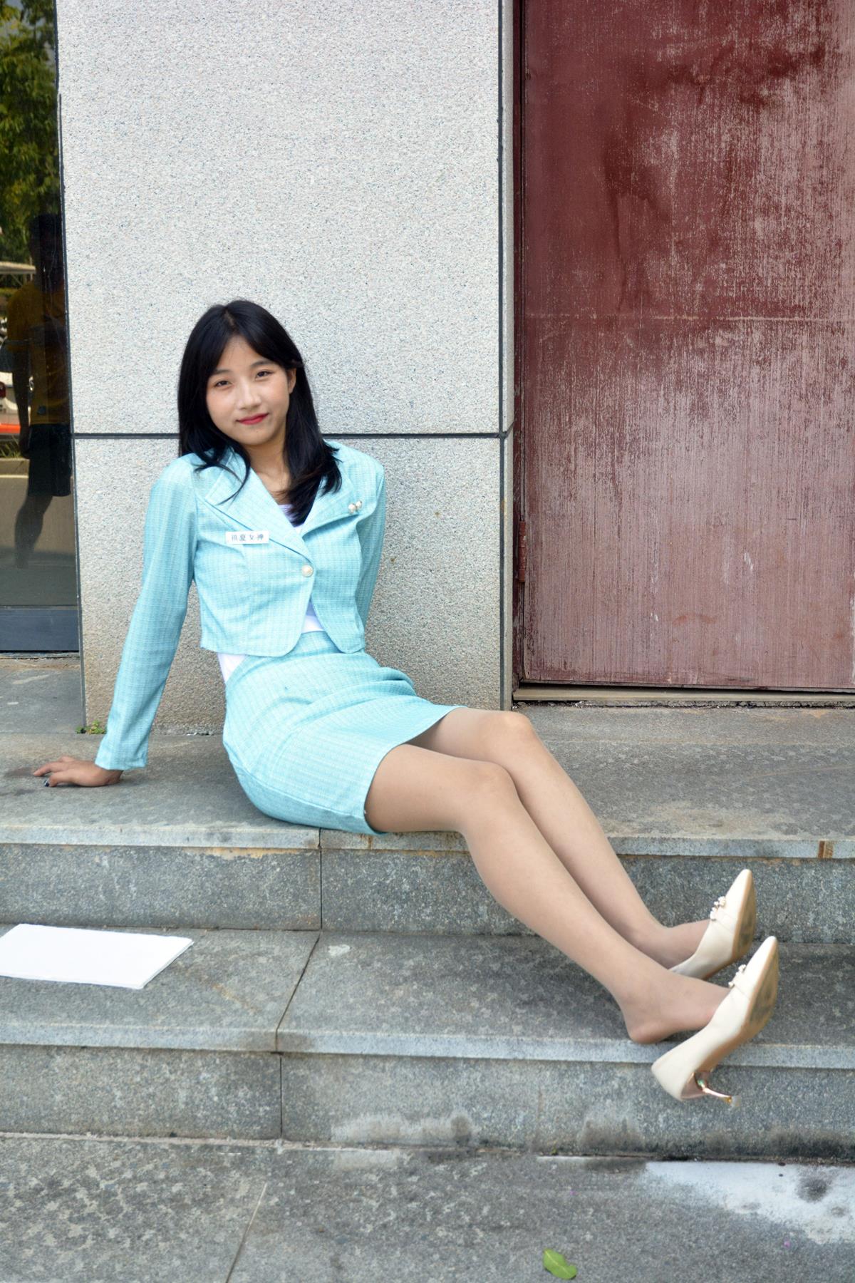 [初夏女神]083期 点点~【浅蓝正装】楼下正好停了一辆车，借助它假装一回车模 [160P/1V/4.93G]插图4