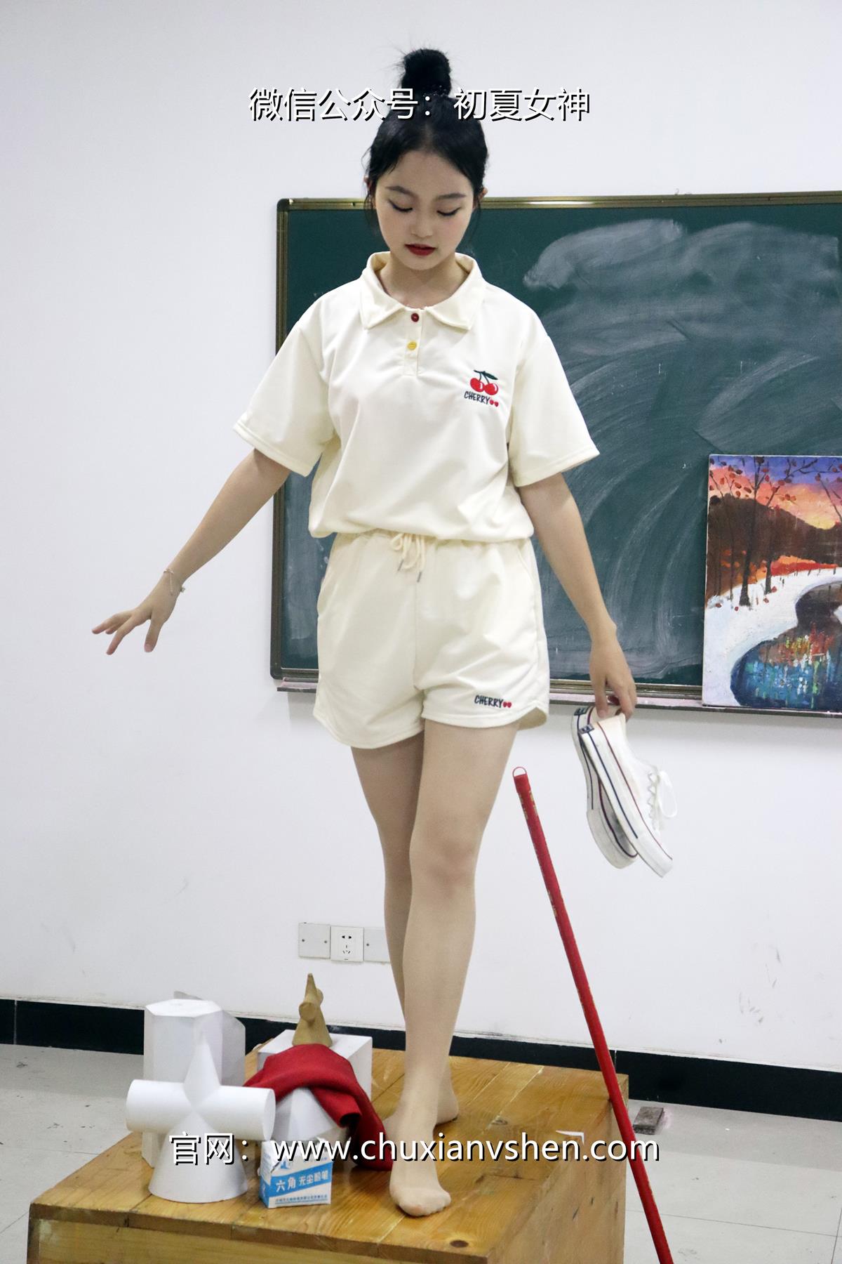 初夏女神 082期 双双~【打扫教室】开学了，被抽到打扫卫生的任务[145P/1V/5.13G]插图7