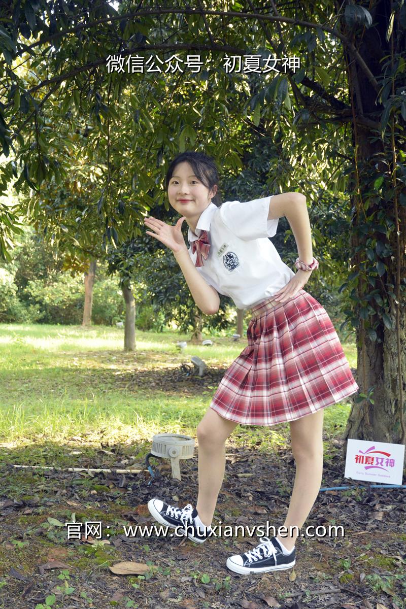 [初夏女神] 091期 安妮~草莓色JK 这款JK套装搭配匡威帆布鞋也挺好看 [140P/1V/5.98G]插图1