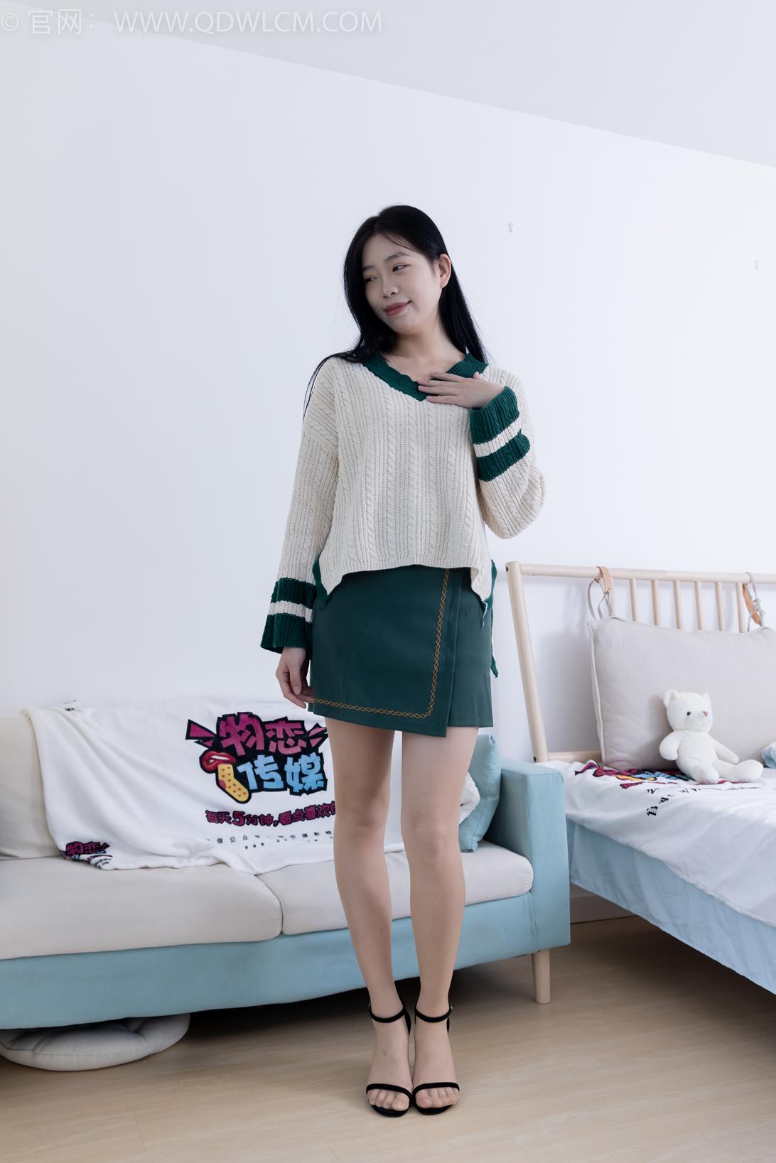 勿恋传媒 1854期 小谷冬日暖阳三双高跟鞋肉丝脚尖加固款裸足[150P/1V/6G]插图