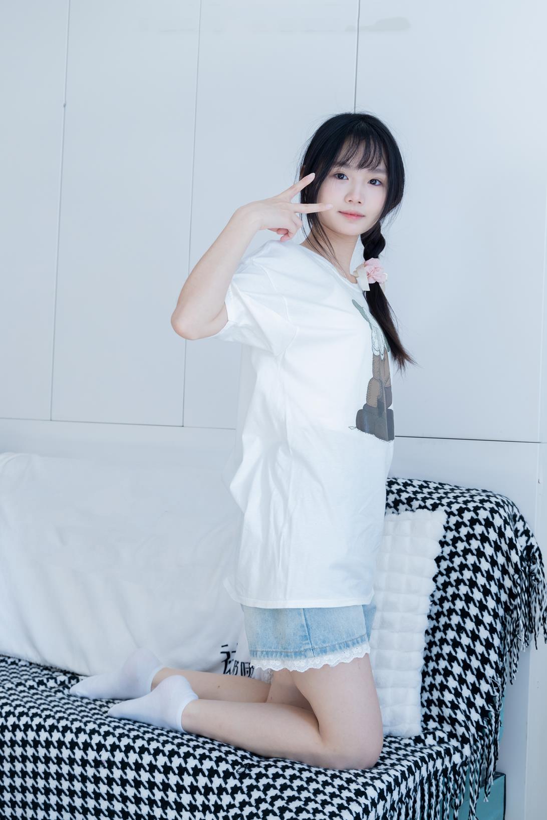 袜啵啵 331期 甜甜圈花絮版板鞋白棉袜裸足[144P/1V/5.74G]插图5