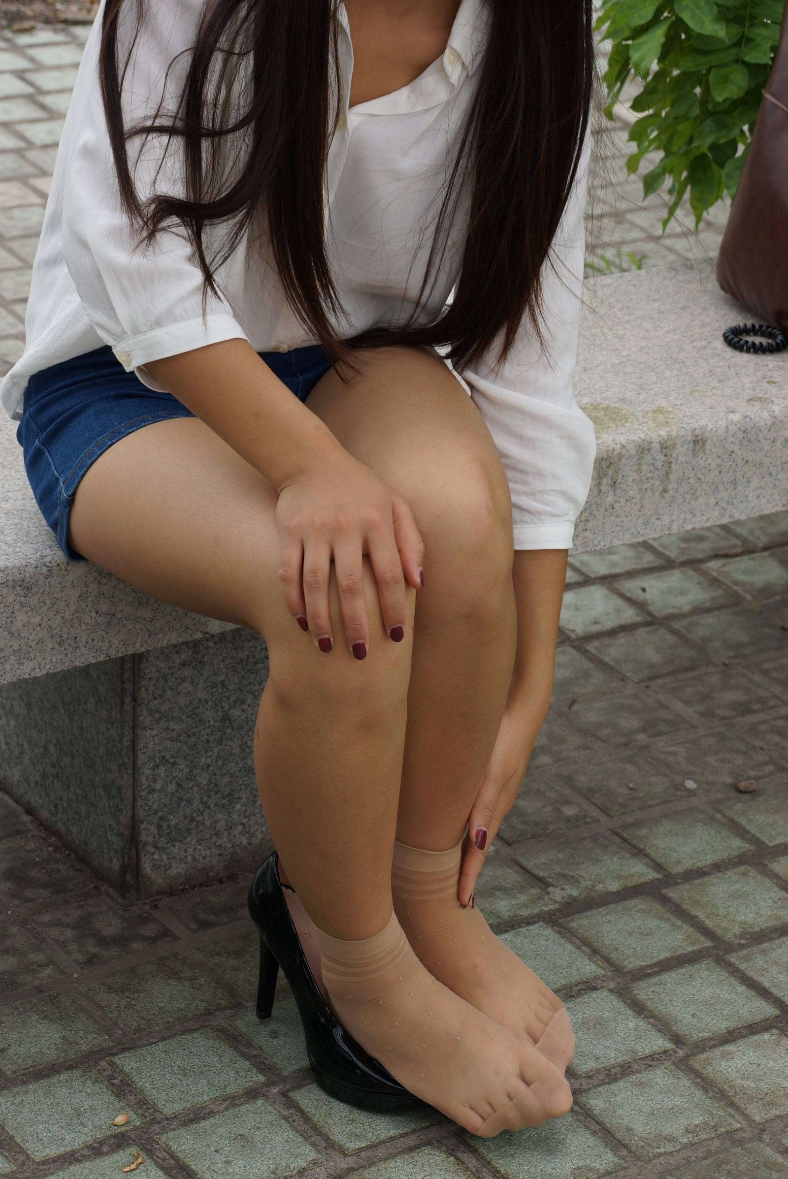 自由摄影 No.032 光脚实在难受，包里的丝袜派上用场了 [80P/186MB]插图2