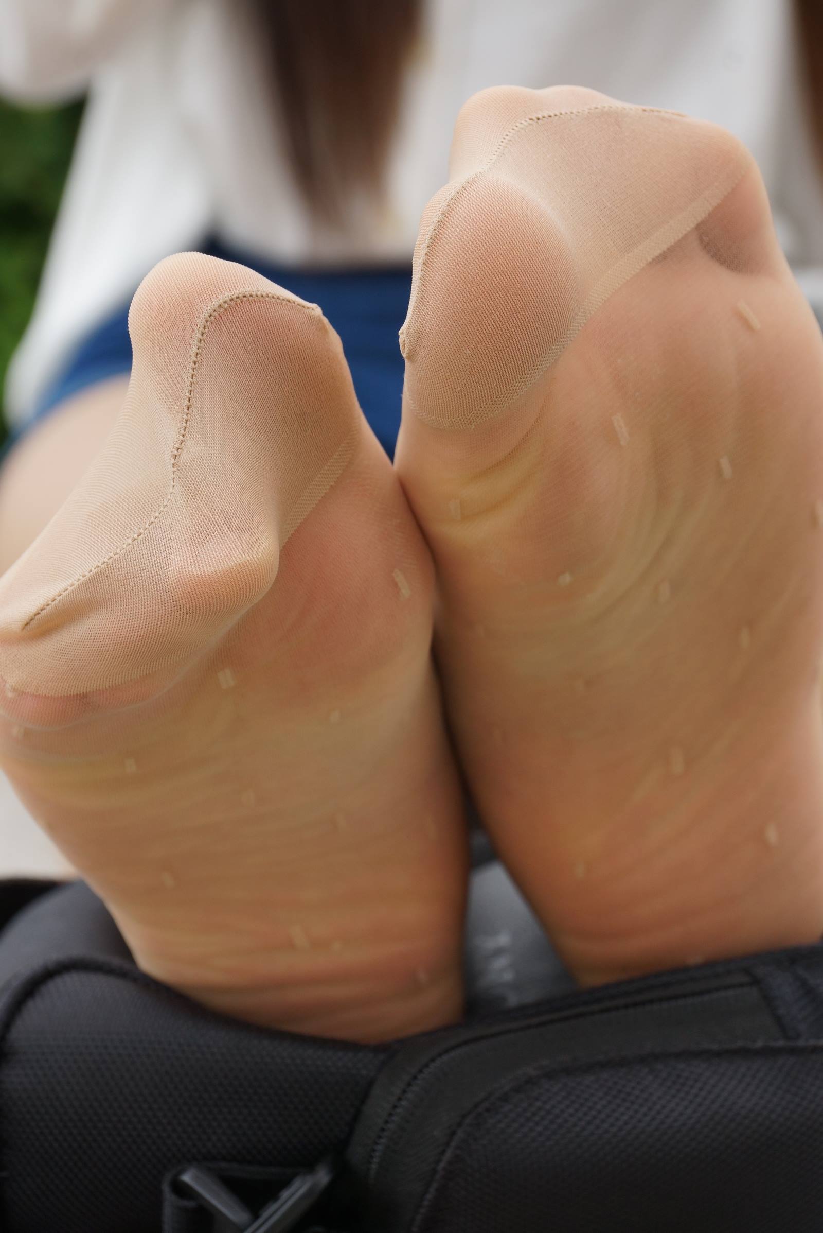 自由摄影 No.032 光脚实在难受，包里的丝袜派上用场了 [80P/186MB]插图