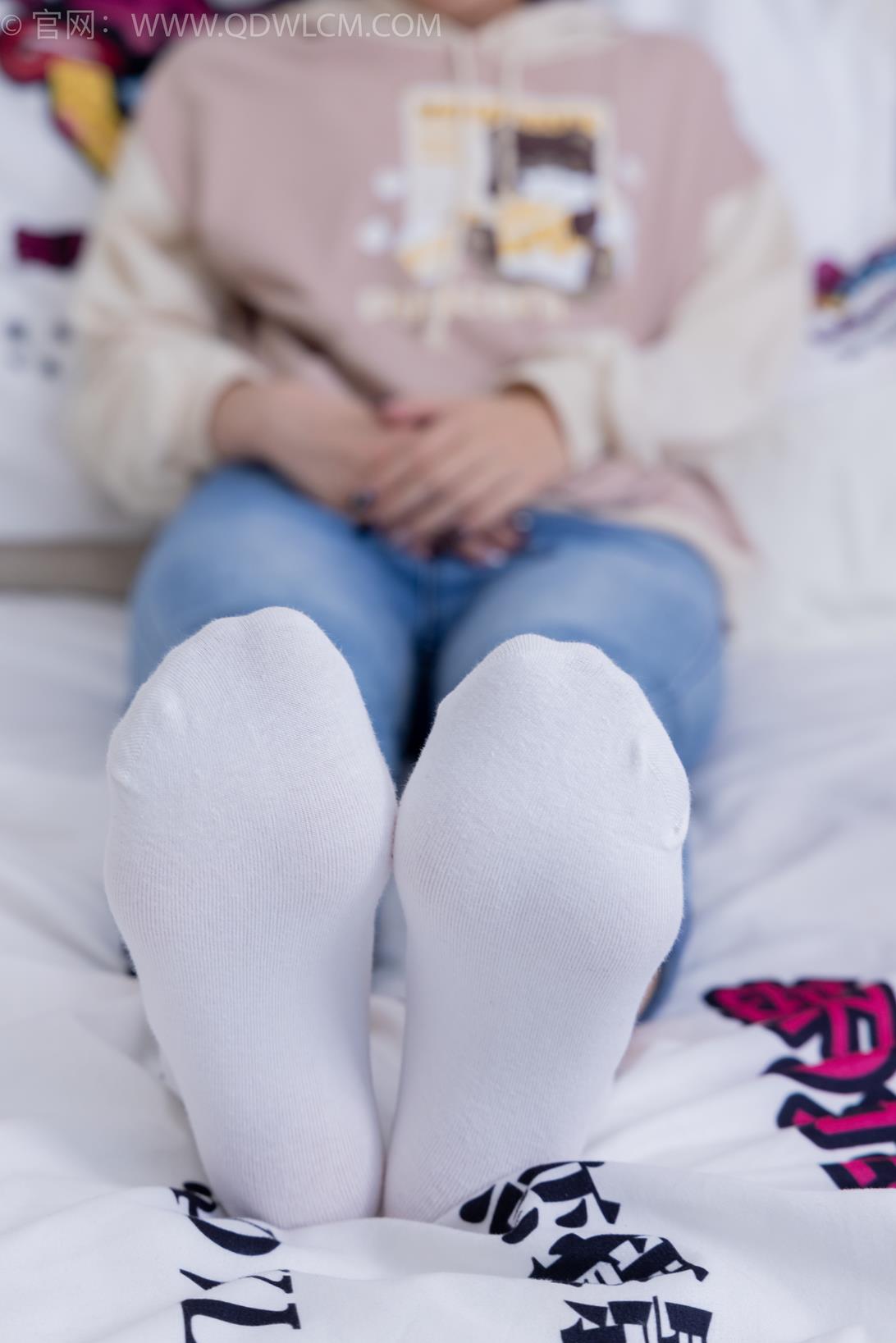 勿恋传媒 1864期 茯苓如果爱忘了两双板鞋白棉袜黑棉袜皮筋绑脚老头乐挠脚剧情 [180P/1V/5.6GB]插图3