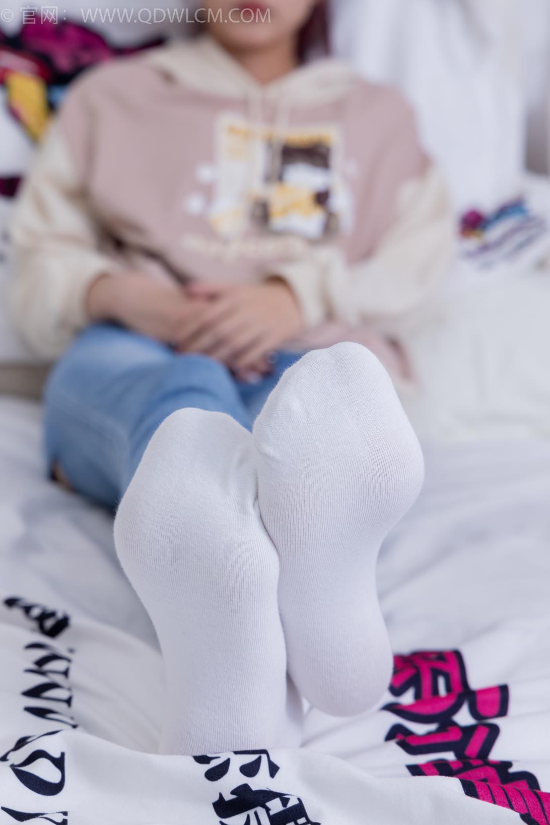 勿恋传媒 1864期 茯苓如果爱忘了两双板鞋白棉袜黑棉袜皮筋绑脚老头乐挠脚剧情 [180P/1V/5.6GB]插图6