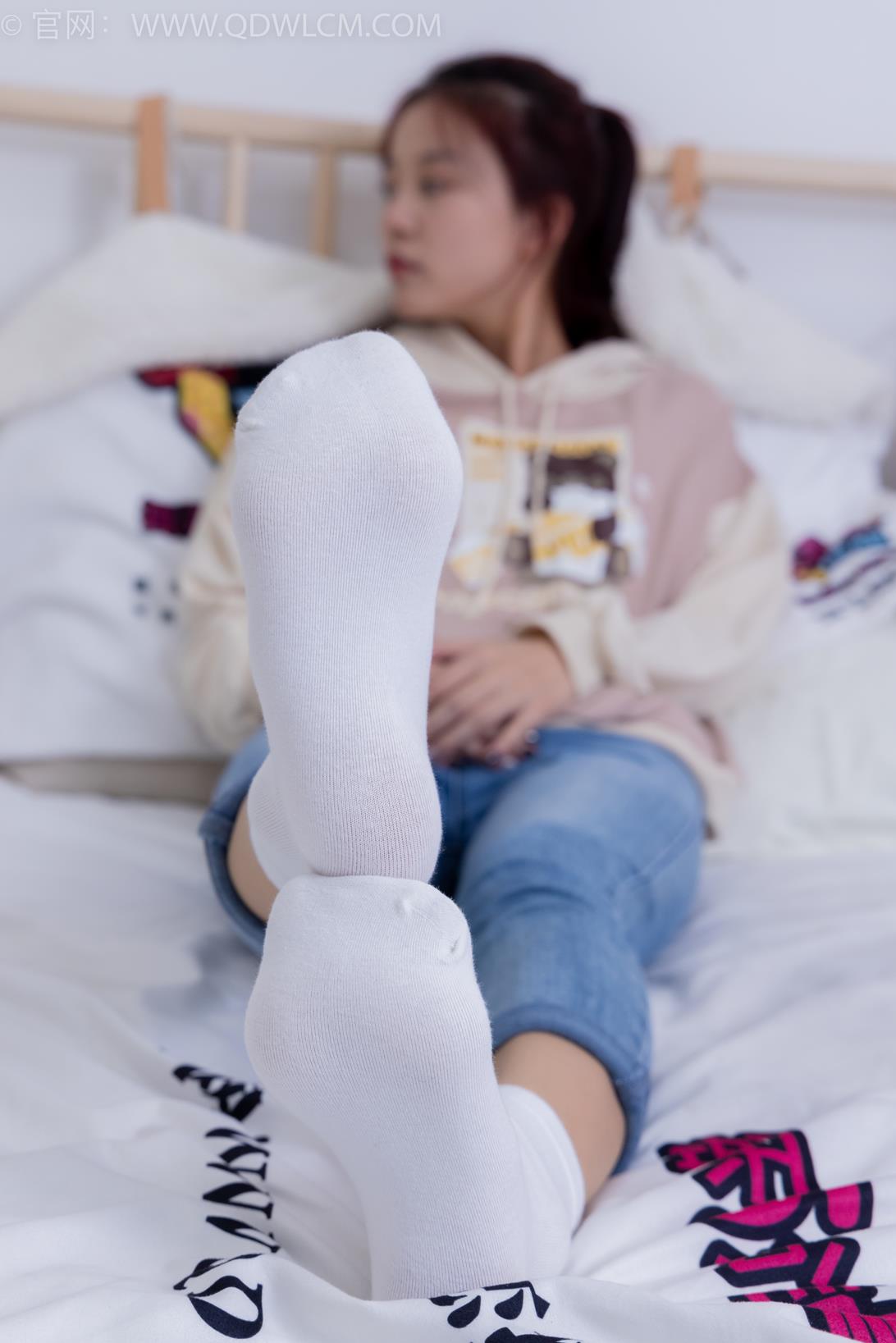 勿恋传媒 1864期 茯苓如果爱忘了两双板鞋白棉袜黑棉袜皮筋绑脚老头乐挠脚剧情 [180P/1V/5.6GB]插图5