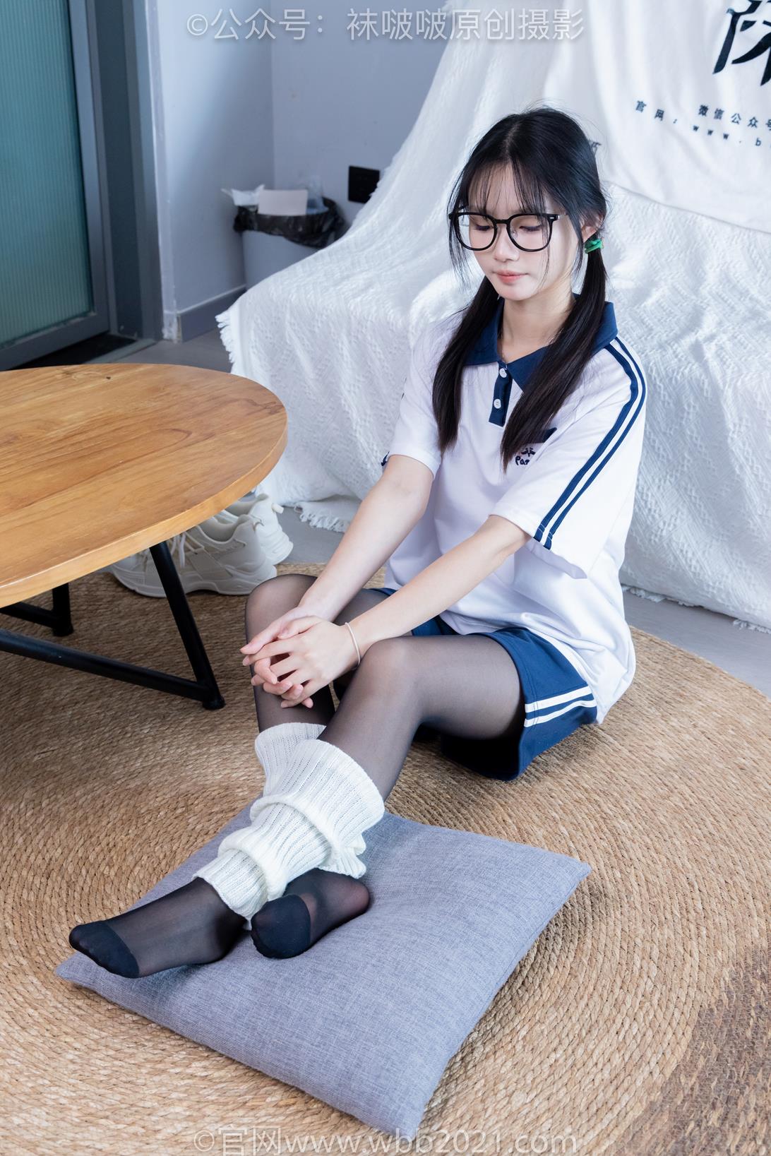 袜啵啵 335期 花絮版 甜甜圈校服运动鞋黑丝脚袜套[154P/1V/7.5G]插图2