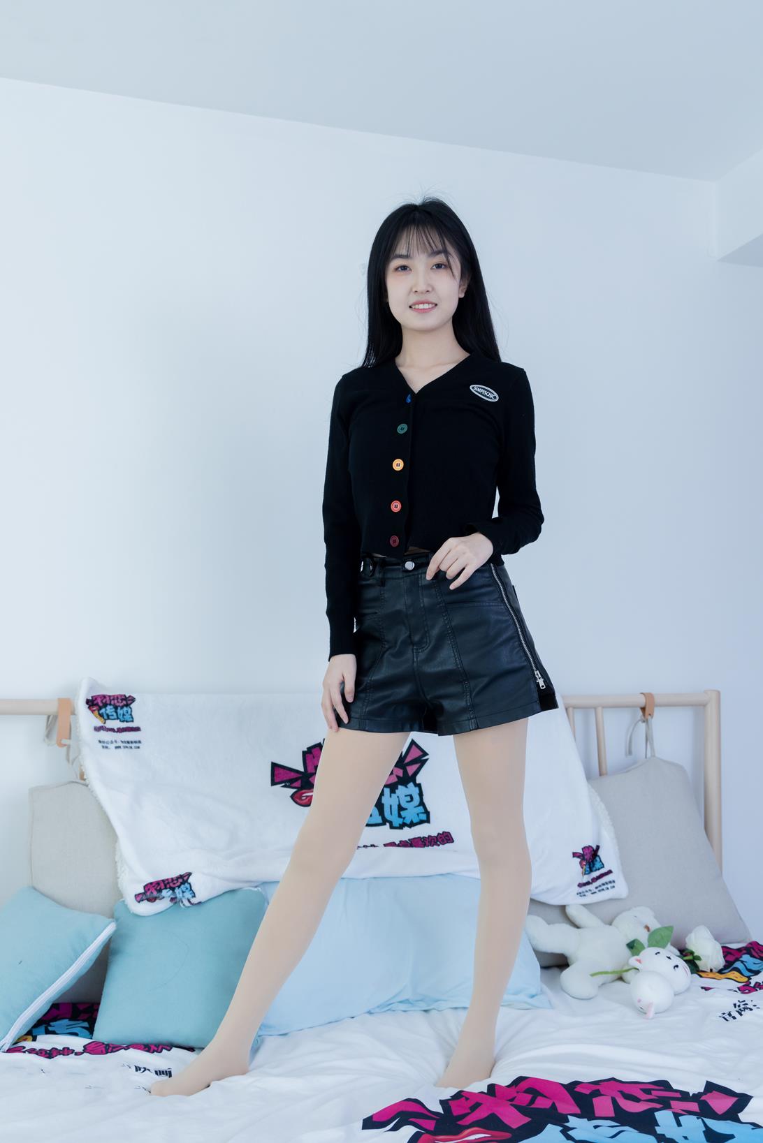 勿恋传媒 1877期 嘉木桃之夭夭两双长靴厚黑丝肉厚丝 [160P/1V/4.64G]插图2