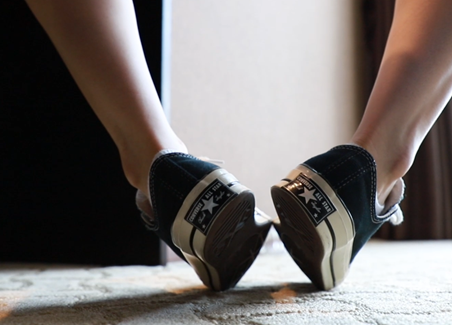 誉铭传媒 2024年第4期 视频帆布鞋棉袜裸足[1V/1.85G]插图8