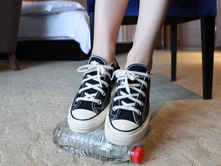 誉铭传媒 2024年第4期 视频帆布鞋棉袜裸足[1V/1.85G]插图6