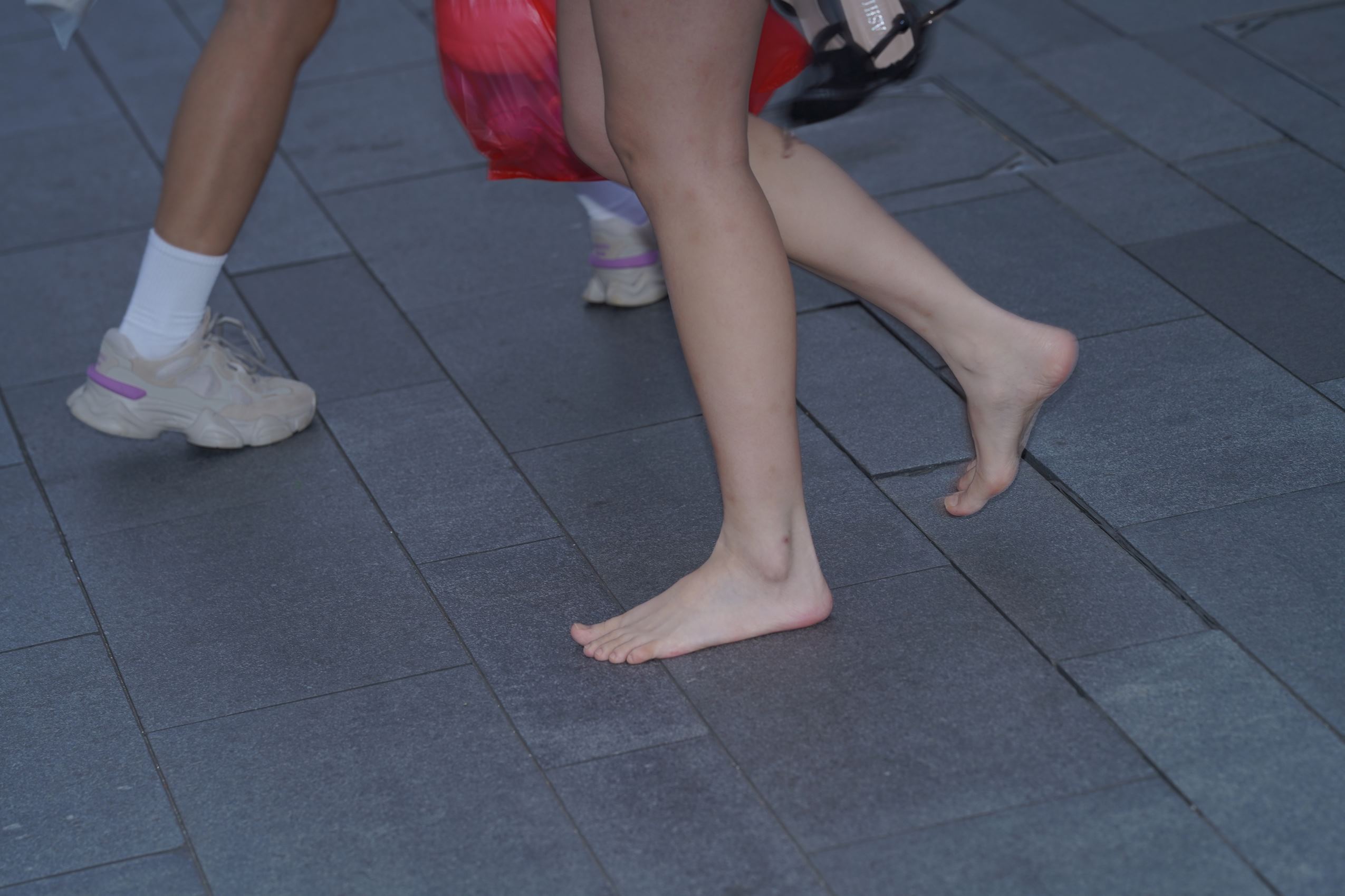 精选街拍作品 NO.2642 是鞋子不舒服吗？[85P/373MB]插图5