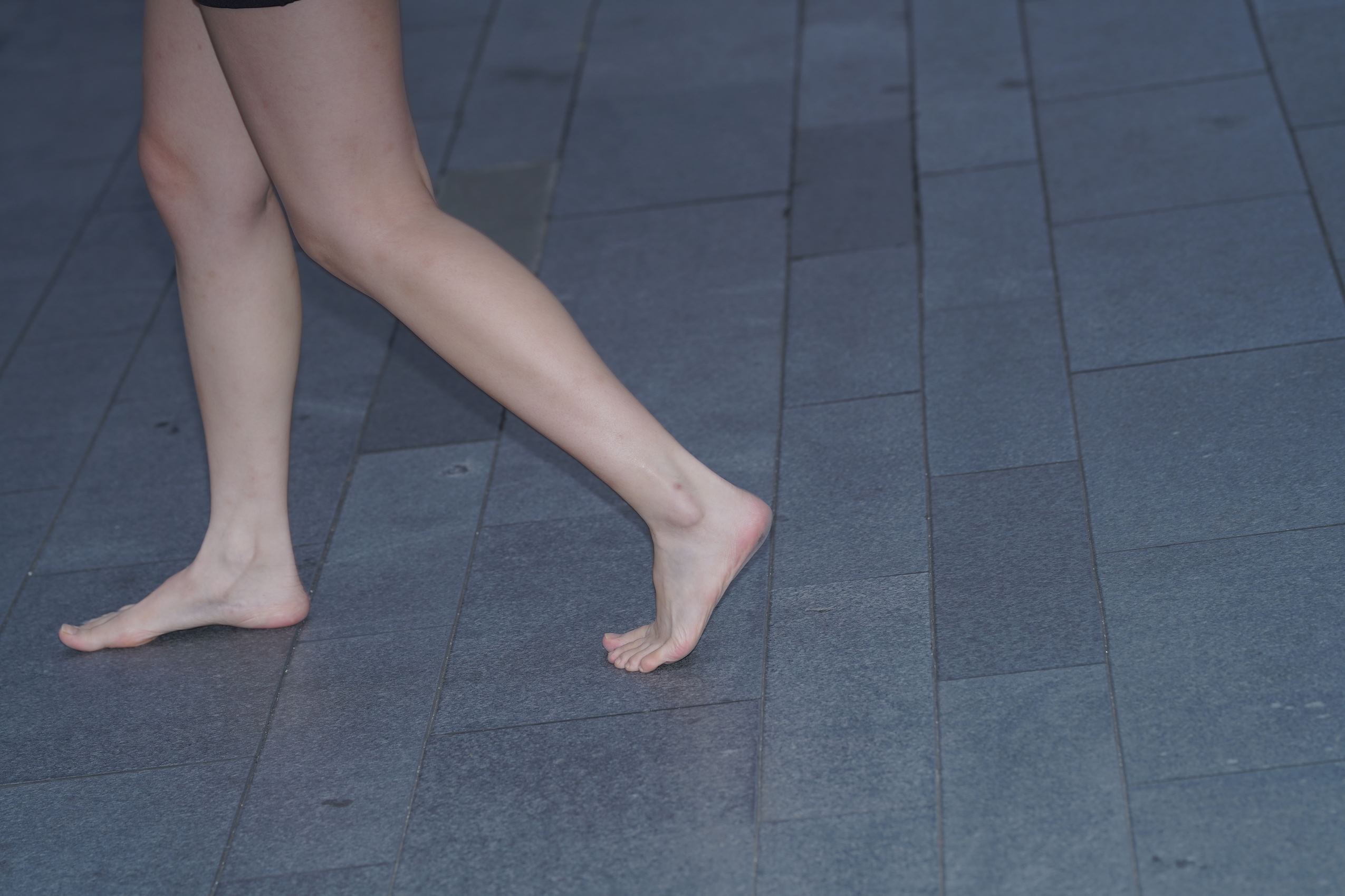 精选街拍作品 NO.2642 是鞋子不舒服吗？[85P/373MB]插图