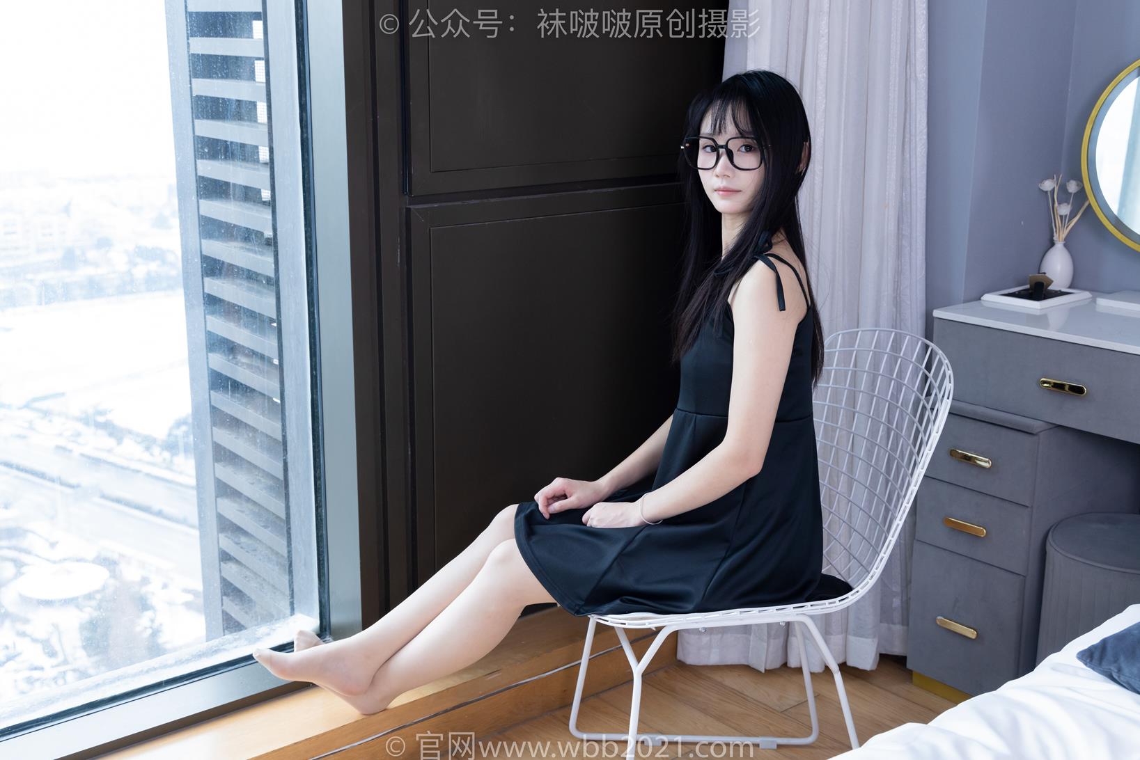 袜啵啵 359 花絮版 甜甜圈板鞋高跟鞋牛仔裤裸足连衣裙肉丝脚[180P/1V/8.15GB]插图2