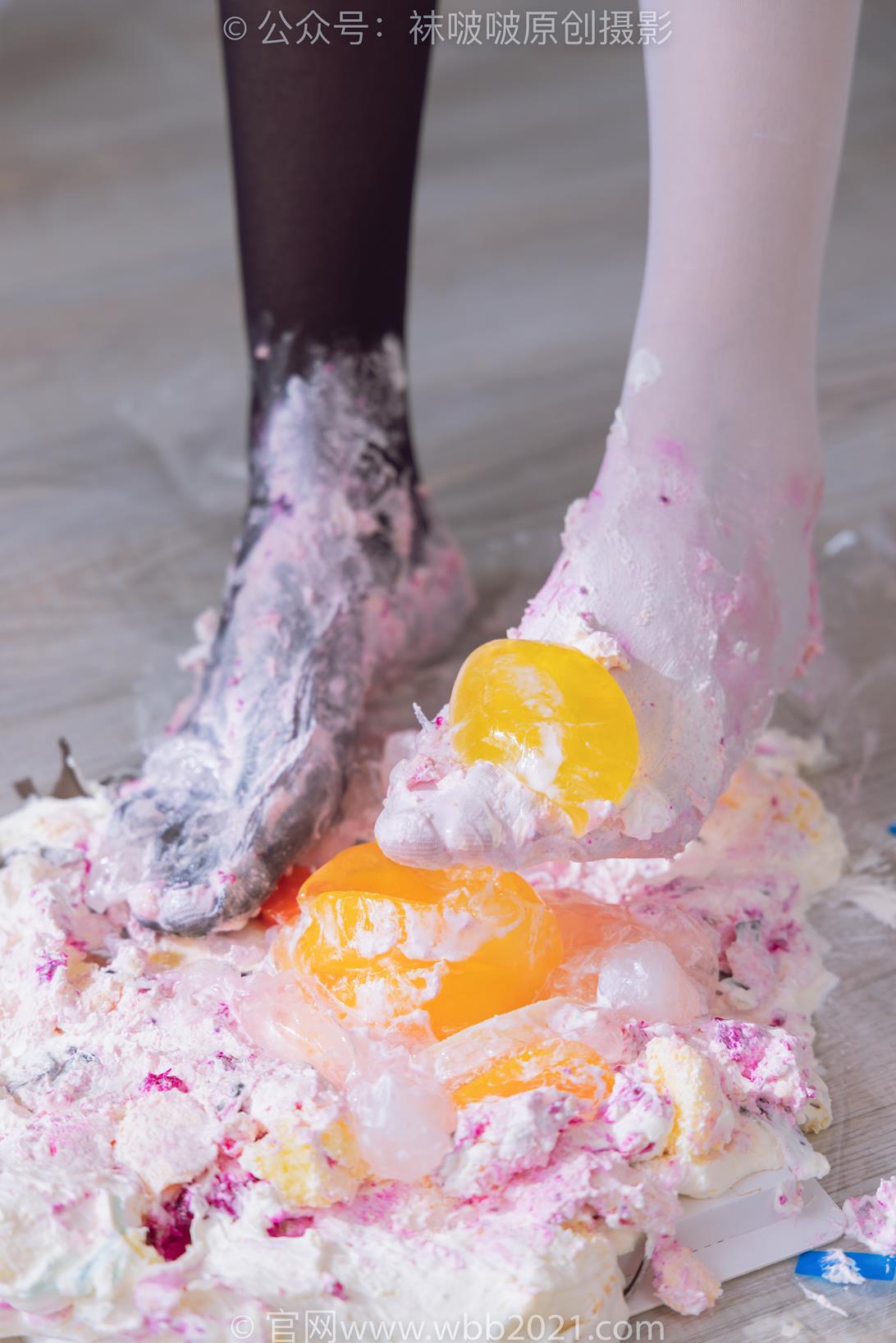 袜啵啵 356期 花絮版 小甜豆高跟鞋黑白丝大腿袜丝袜脚踩奶油蛋糕和果冻剧情[150P/1V/6.29GB]插图5