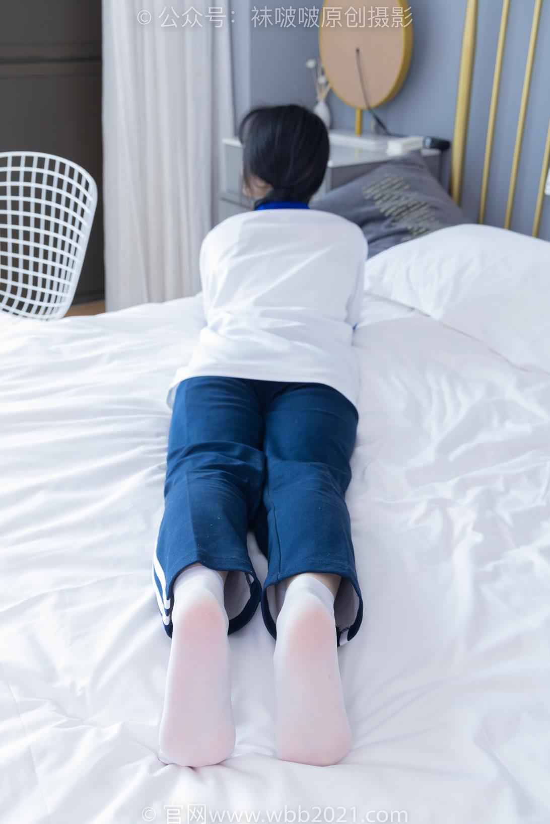 袜啵啵 366期花絮版 甜甜圈学生服三叶草板鞋白丝袜脚[150P/1V/6.13GB]插图5