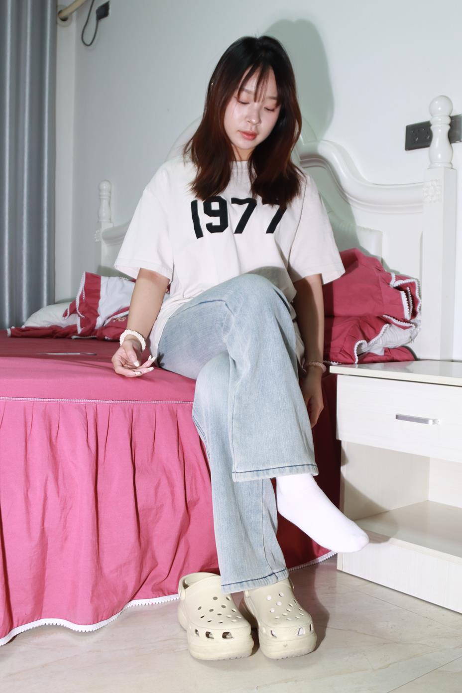 原创 蕊蕊第二期 牛仔裤凉鞋白棉袜脚[81P/4V/2.07GB]插图2