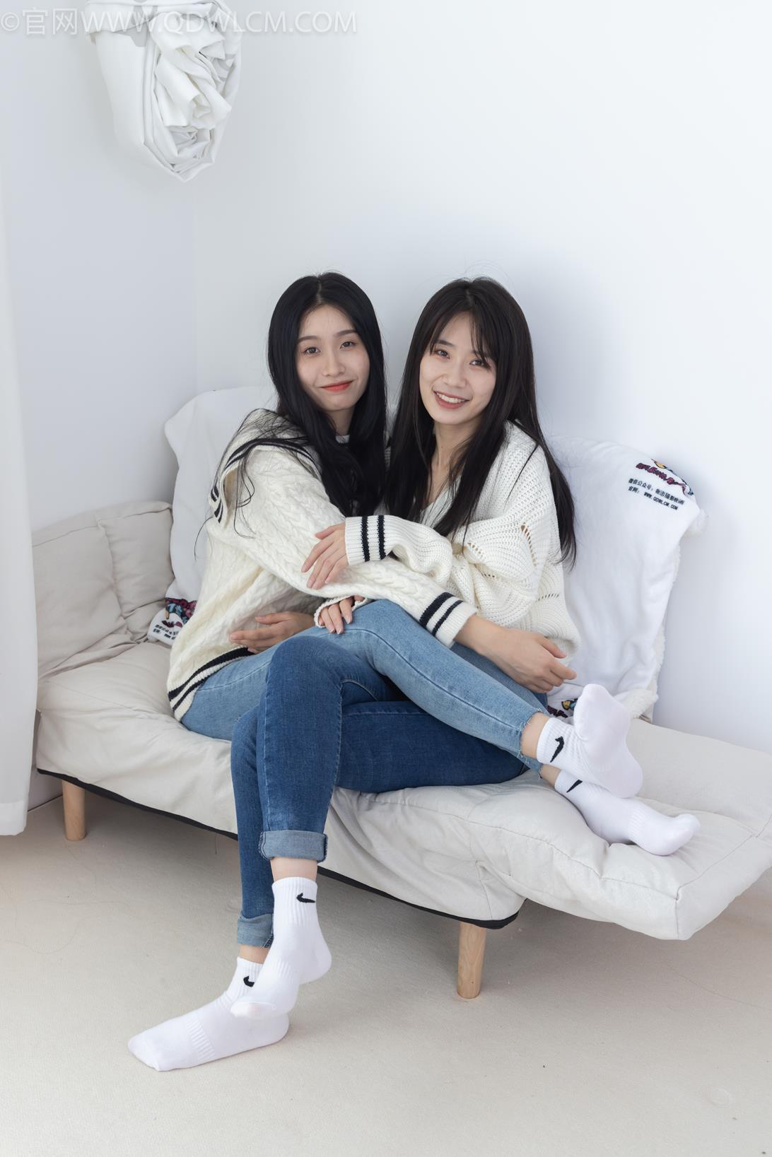 勿恋传媒 1913期 菜菜绒绒牛奶棉花糖长筒靴白色棉袜脚[181P/1V/7.78G]插图9