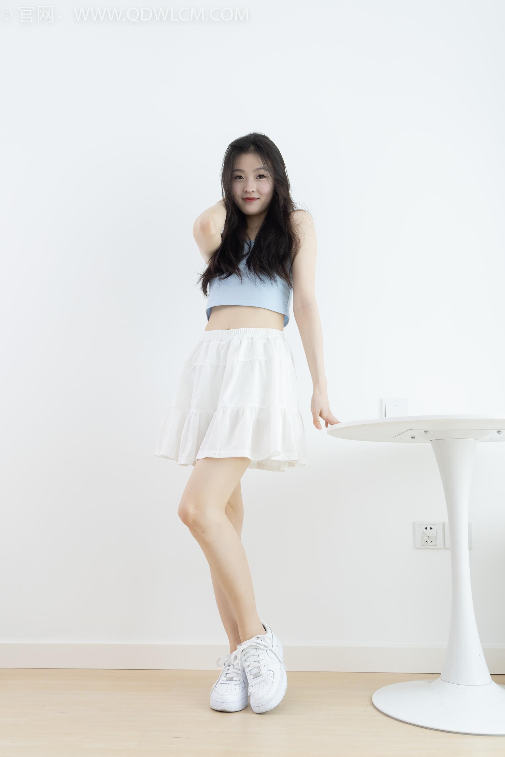 勿恋传媒 1920期 青柠日升日落板鞋两双穿旧船袜黑色蓝色 [160P/1V/3.13GB]插图8