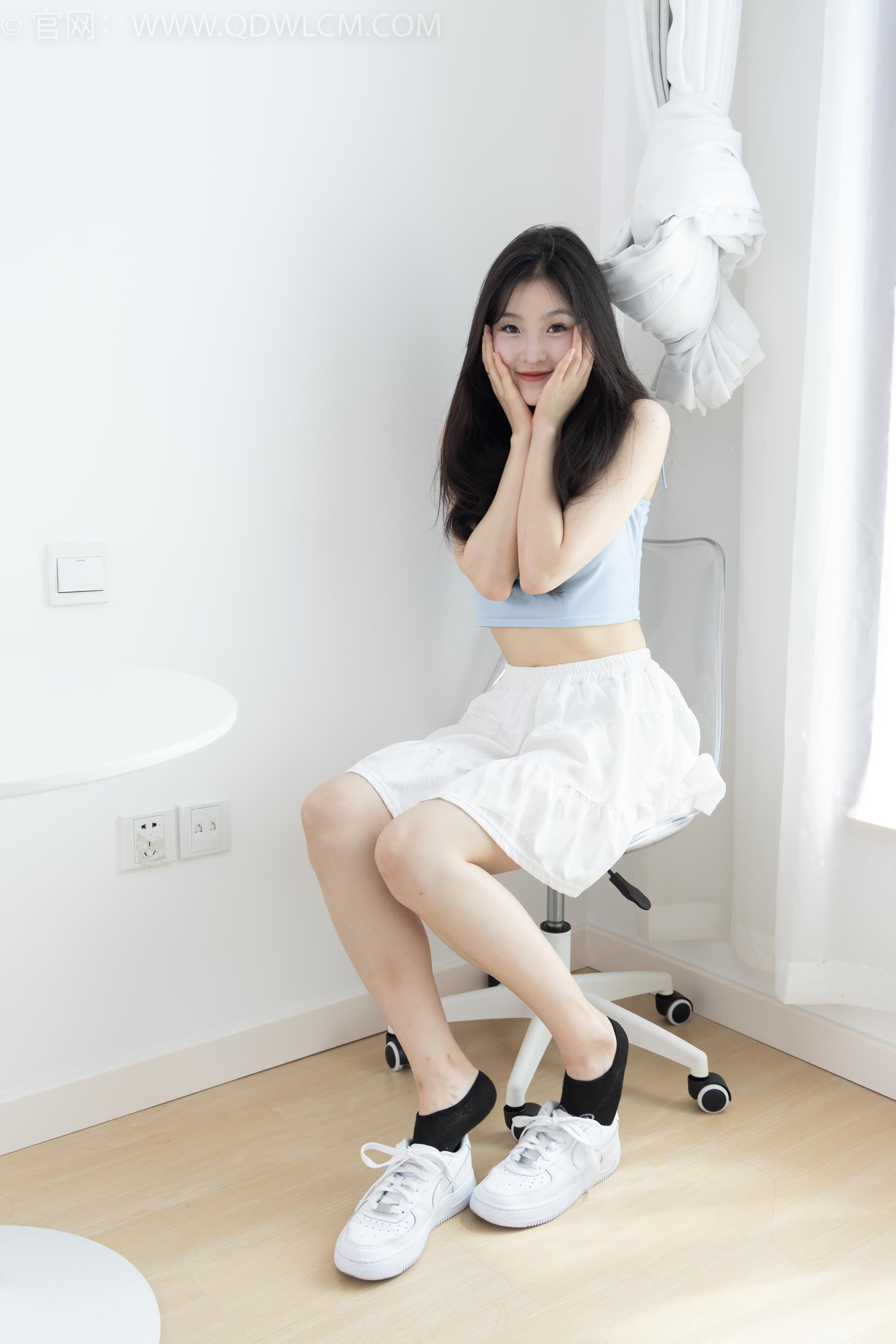 勿恋传媒 1920期 青柠日升日落板鞋两双穿旧船袜黑色蓝色 [160P/1V/3.13GB]插图1