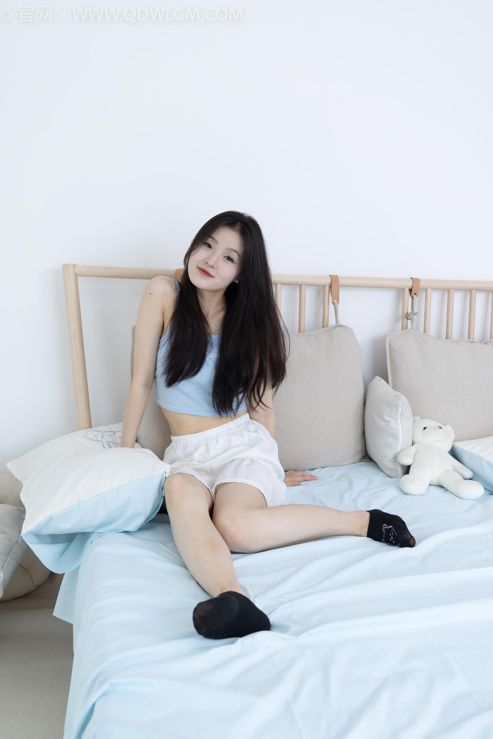 勿恋传媒 1920期 青柠日升日落板鞋两双穿旧船袜黑色蓝色 [160P/1V/3.13GB]插图3