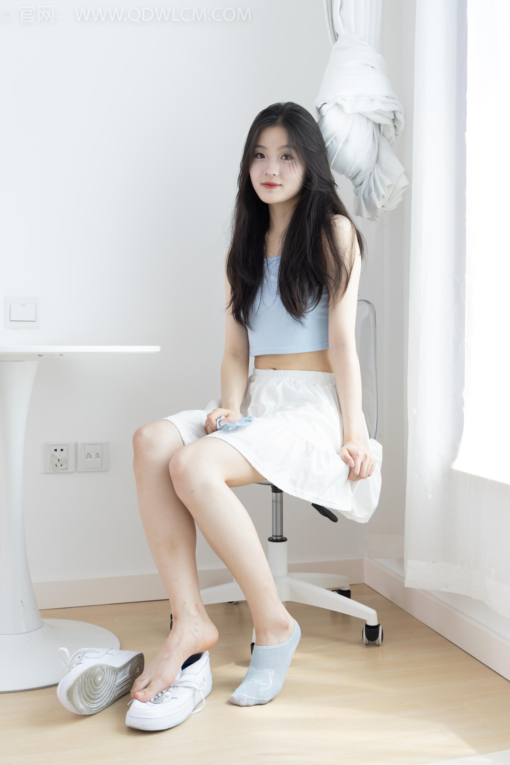 勿恋传媒 1920期 青柠日升日落板鞋两双穿旧船袜黑色蓝色 [160P/1V/3.13GB]插图6