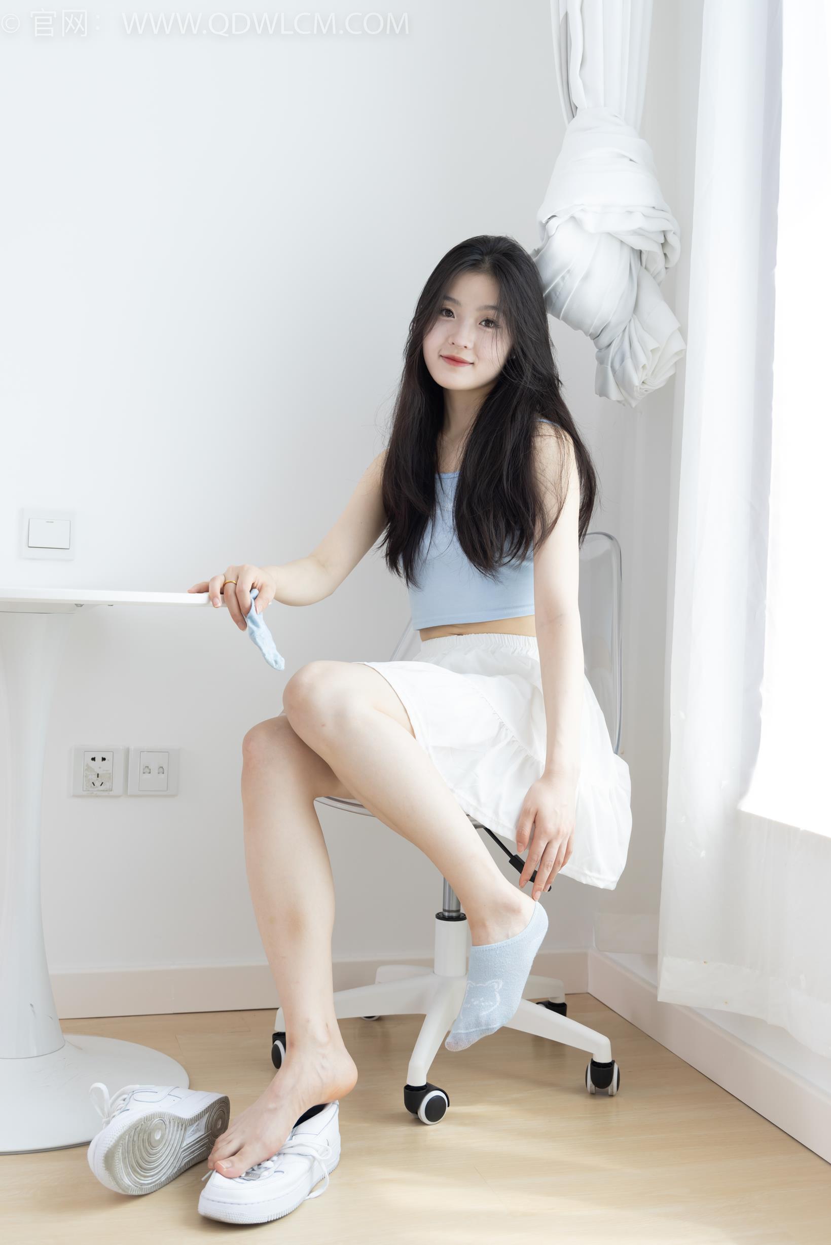 勿恋传媒 1920期 青柠日升日落板鞋两双穿旧船袜黑色蓝色 [160P/1V/3.13GB]插图7