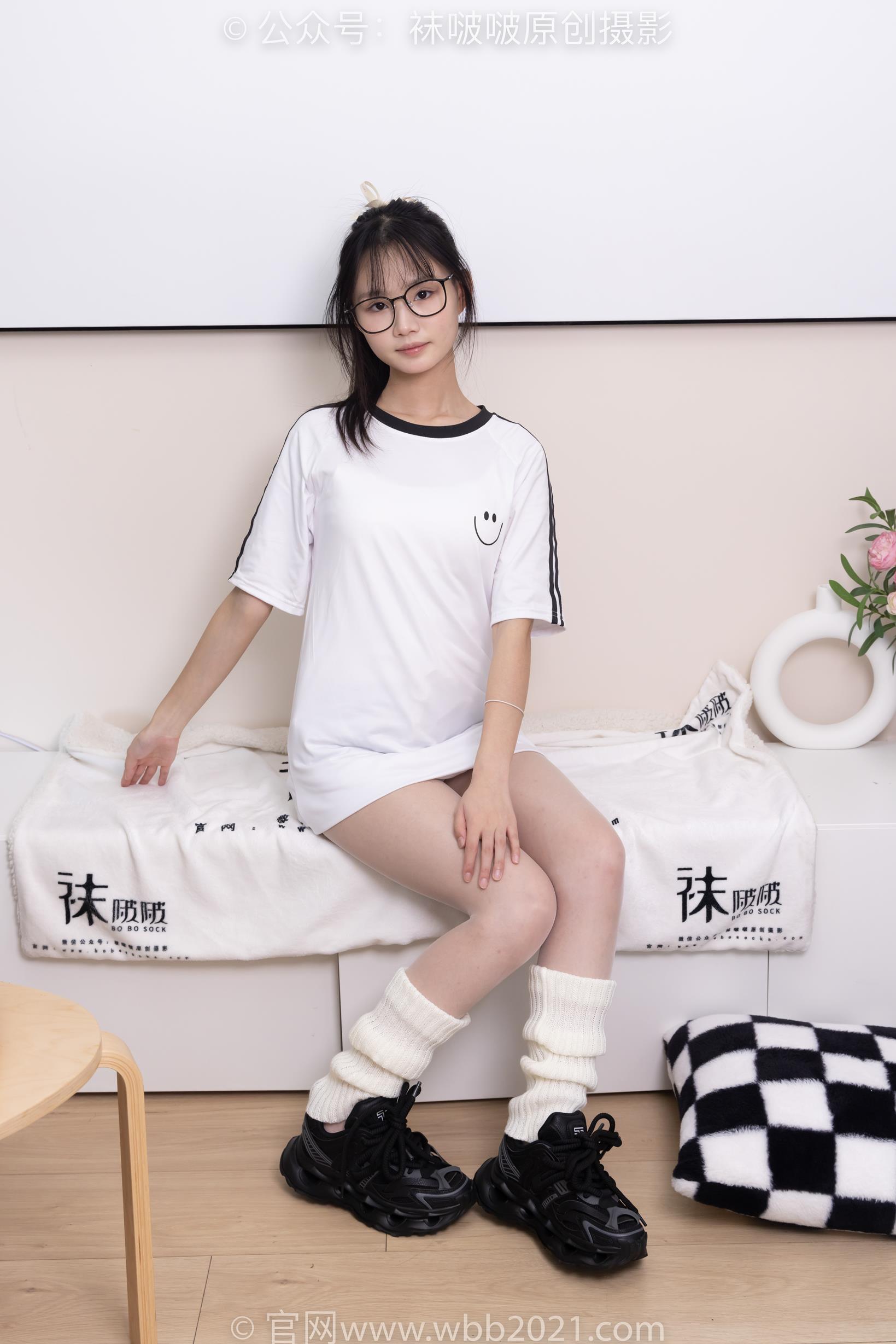 袜啵啵 376期 甜甜圈-运动鞋、堆堆袜套、白丝（脚尖透明款）[150P/1V/5.54G]插图