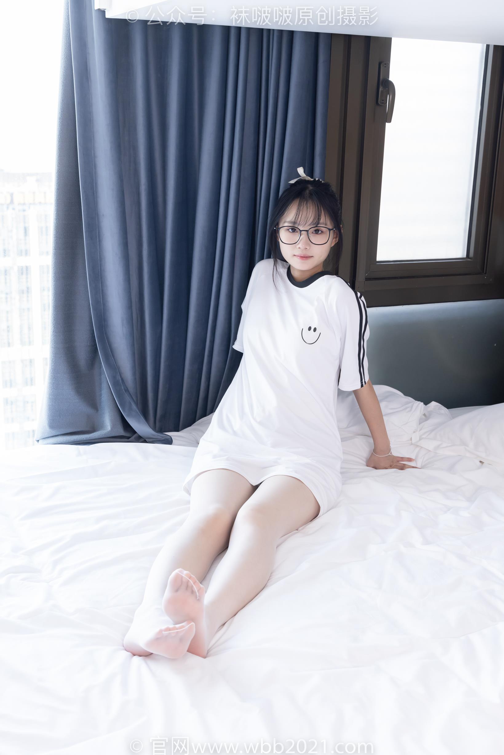 袜啵啵 376期 甜甜圈-运动鞋、堆堆袜套、白丝（脚尖透明款）[150P/1V/5.54G]插图4