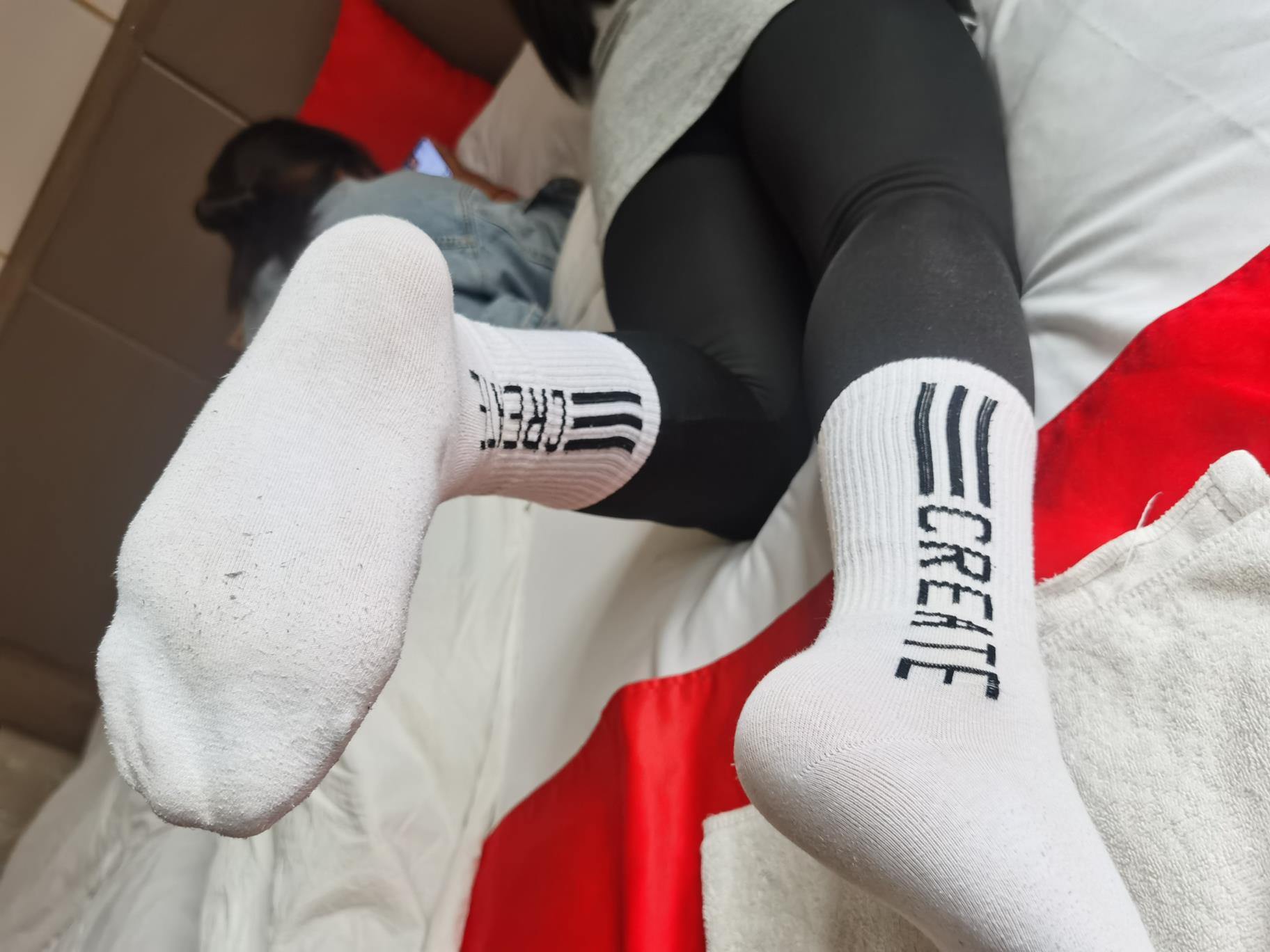 学舞蹈的小班花被我约来拍摄嫩脚丫瑜伽裤白棉袜裸足 [62P/1V/785MB]插图2