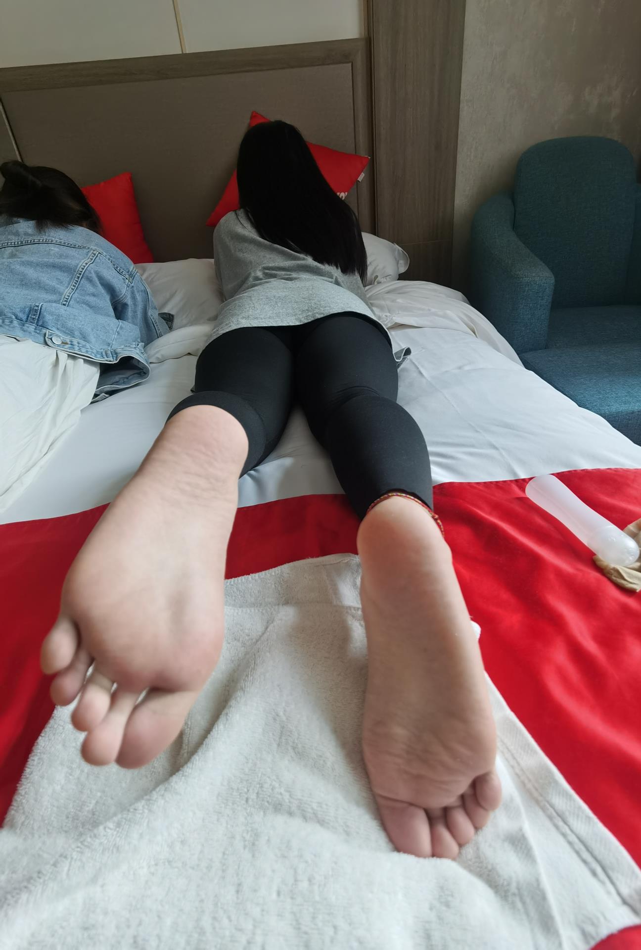 学舞蹈的小班花被我约来拍摄嫩脚丫瑜伽裤白棉袜裸足 [62P/1V/785MB]插图6