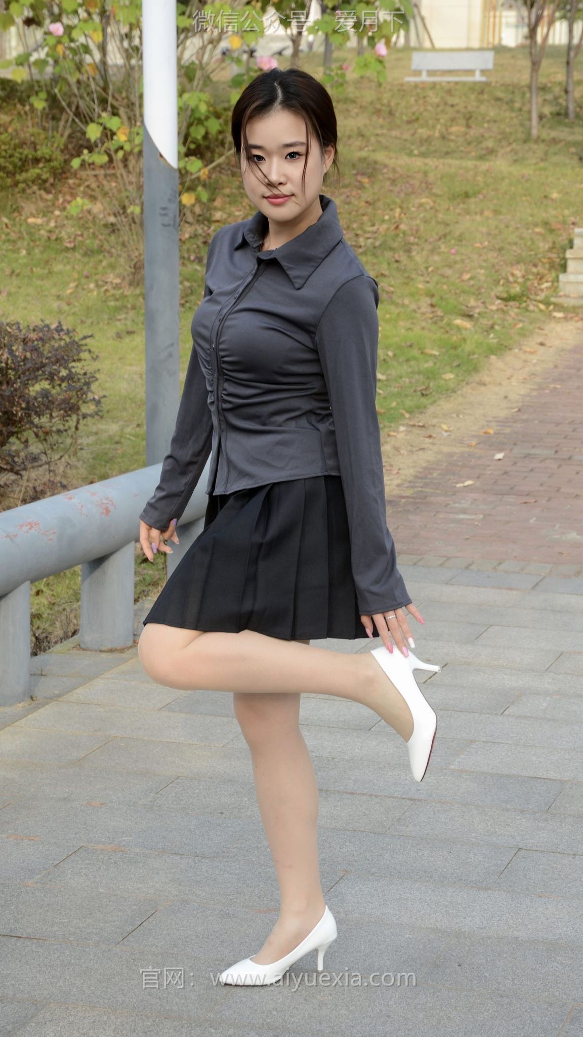 [爱月下] NO.006 茜茜~灰色小JK 这身灰色小JK被我穿出了正装的感觉！[100P/1V/3.06G]插图1