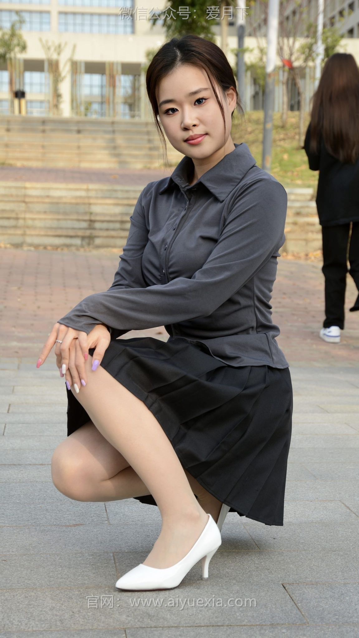 [爱月下] NO.006 茜茜~灰色小JK 这身灰色小JK被我穿出了正装的感觉！[100P/1V/3.06G]插图2