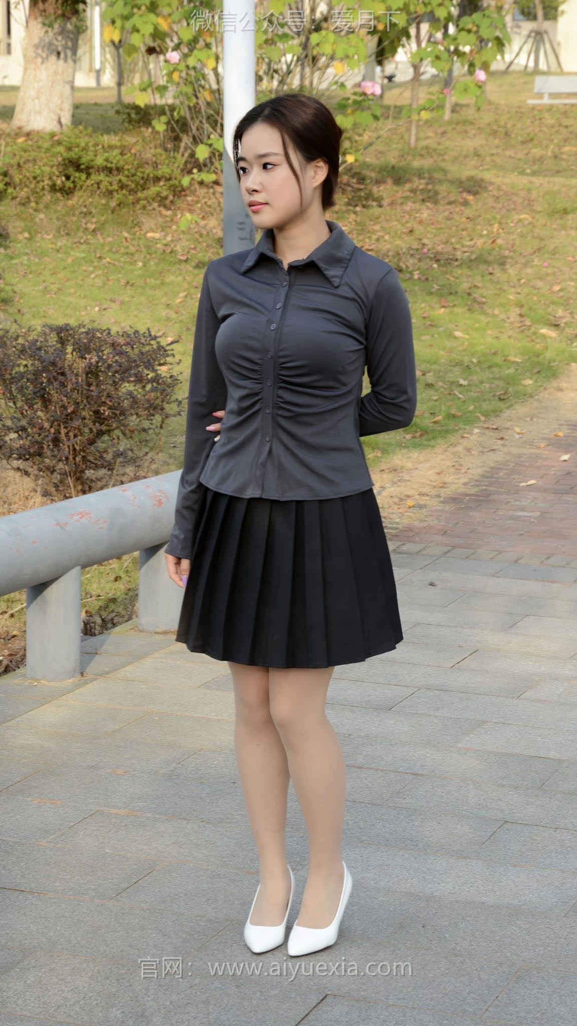 [爱月下] NO.006 茜茜~灰色小JK 这身灰色小JK被我穿出了正装的感觉！[100P/1V/3.06G]插图