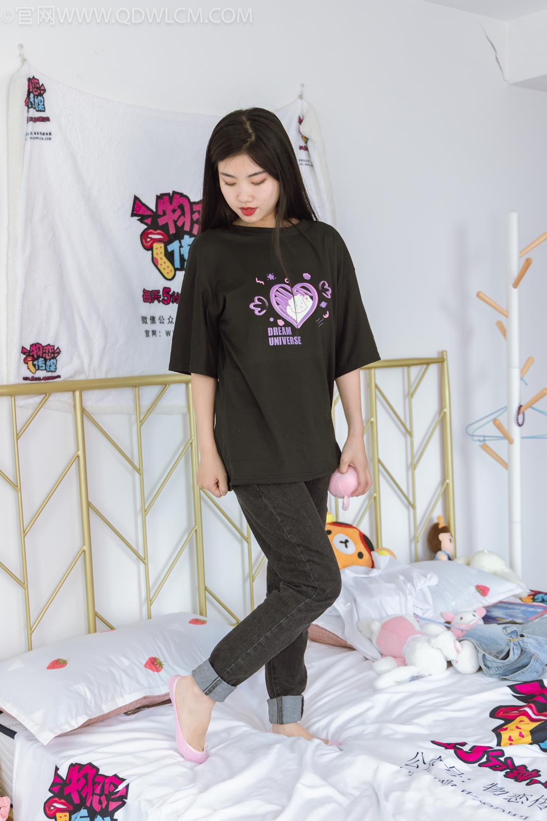 勿恋传媒 积分兑换036期 米米帆布鞋粉色船袜脚[145P/1V/4.26G]插图4