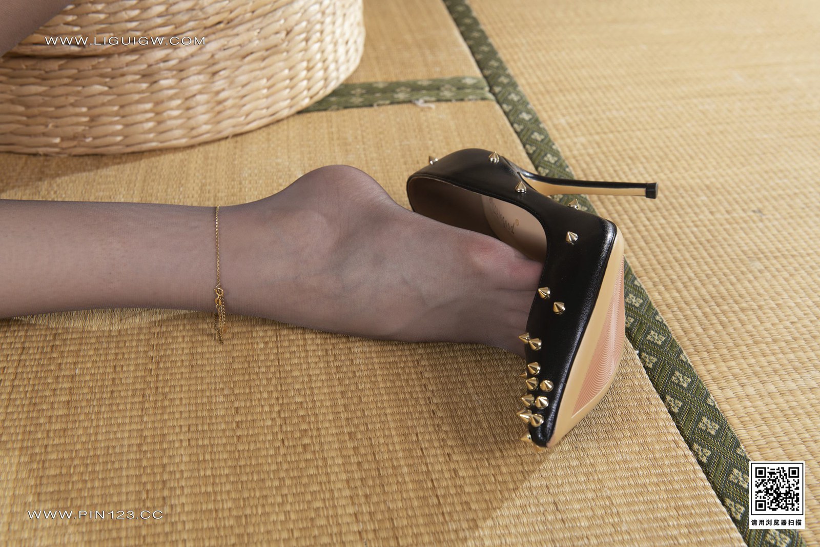 [Ligui丽柜]2024.05.20 兔子踩蛋糕-上 兔子[49+1P/50MB]插图2