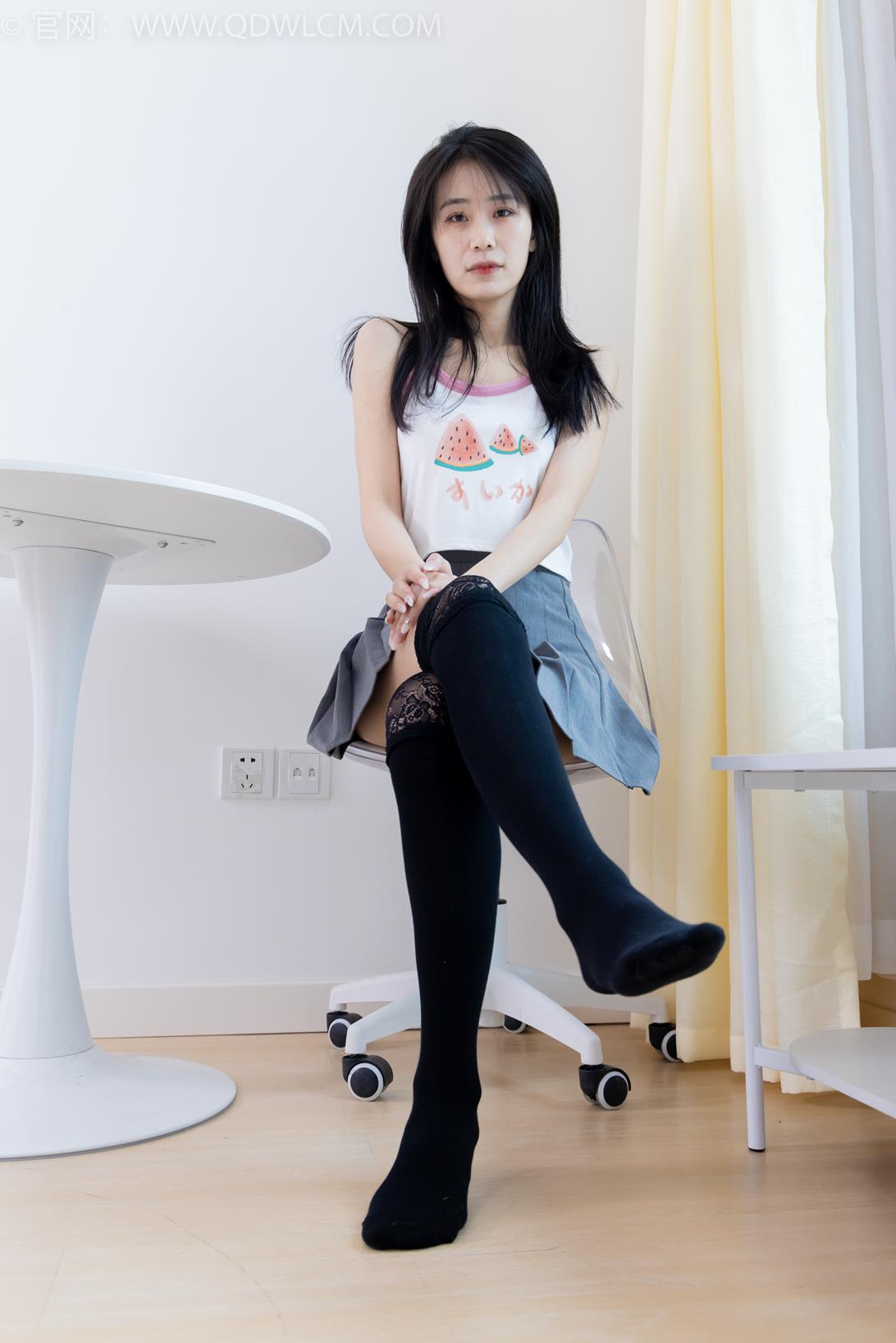 勿恋传媒 1922期 菜菜过膝黑丝袜阿迪帆布鞋[160P/1V/4.12G]插图8