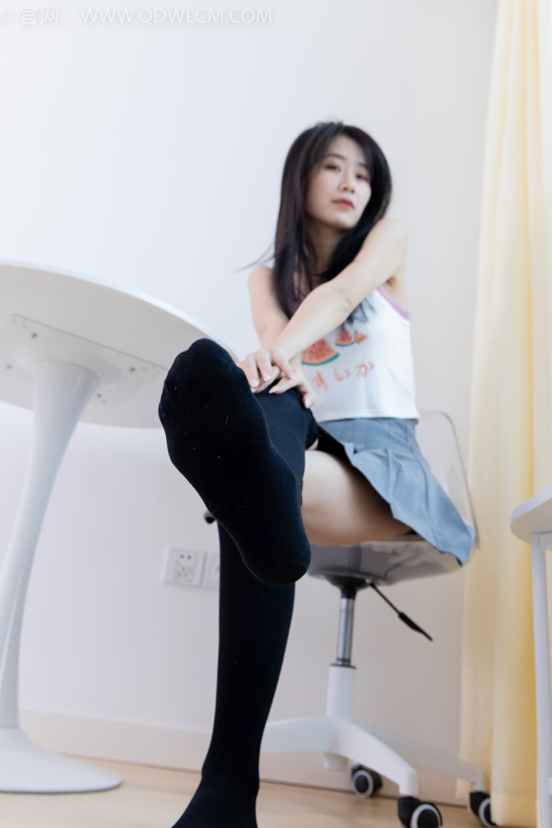 勿恋传媒 1922期 菜菜过膝黑丝袜阿迪帆布鞋[160P/1V/4.12G]插图1