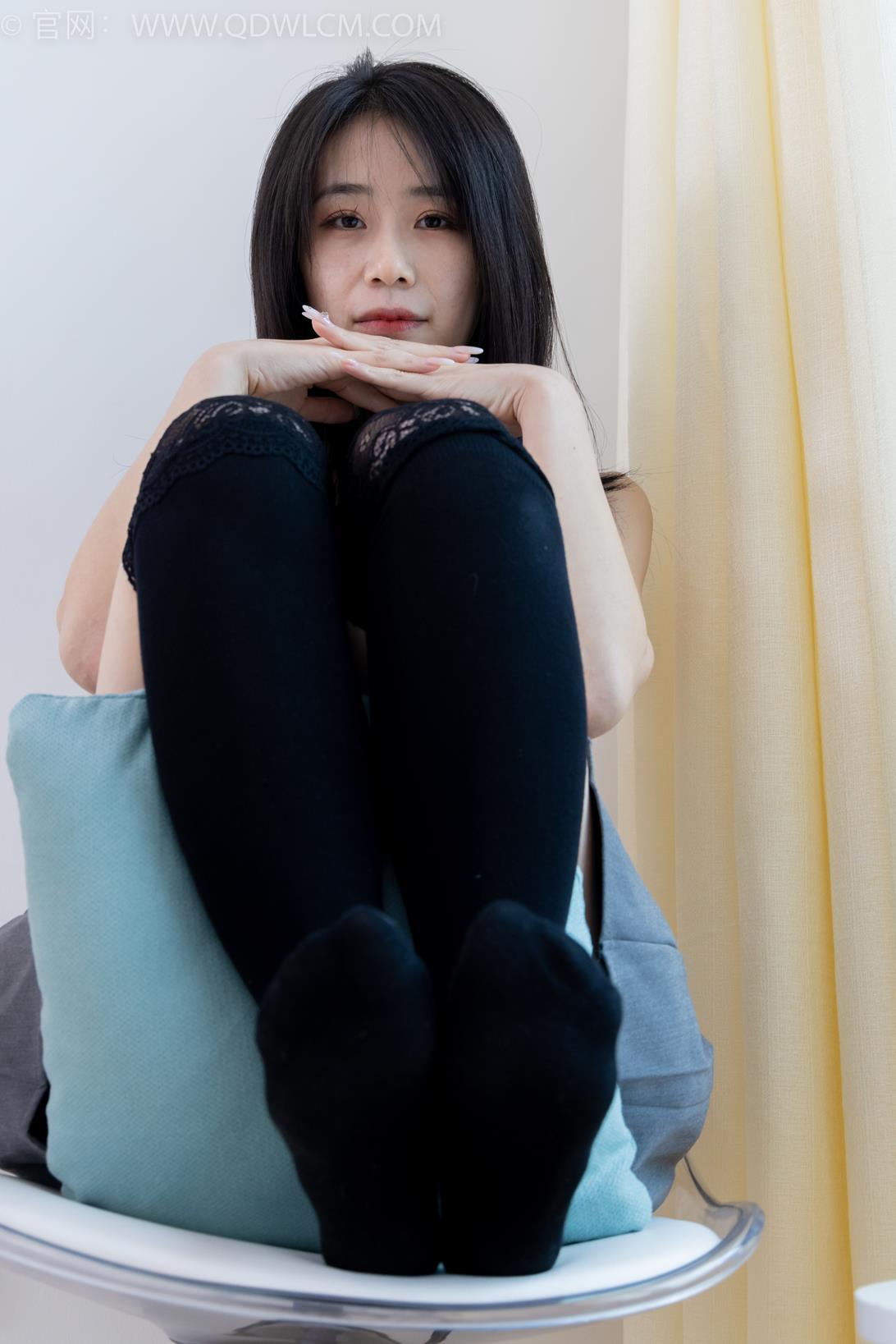 勿恋传媒 1922期 菜菜过膝黑丝袜阿迪帆布鞋[160P/1V/4.12G]插图7