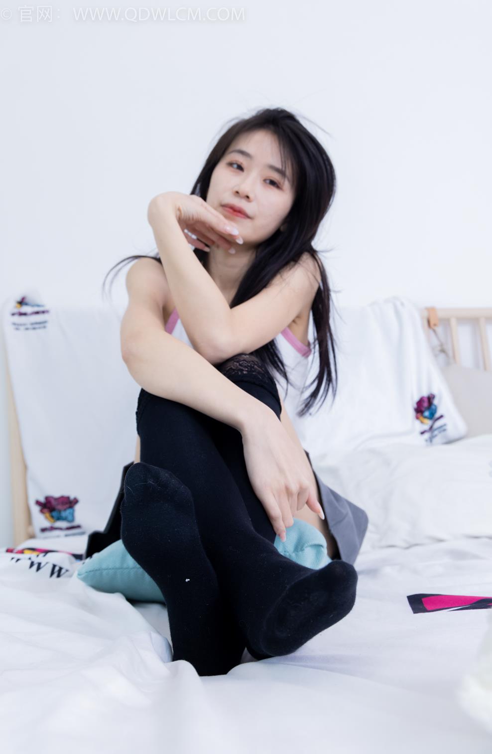 勿恋传媒 1922期 菜菜过膝黑丝袜阿迪帆布鞋[160P/1V/4.12G]插图5