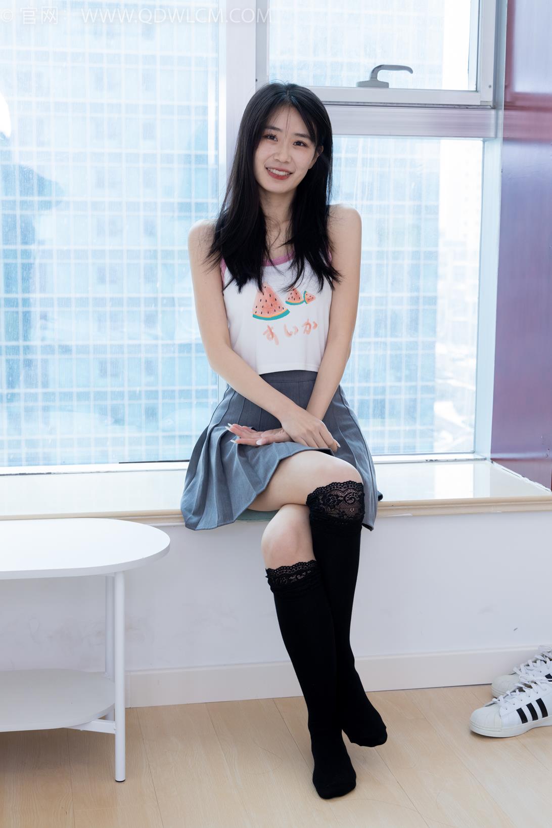 勿恋传媒 1922期 菜菜过膝黑丝袜阿迪帆布鞋[160P/1V/4.12G]插图2