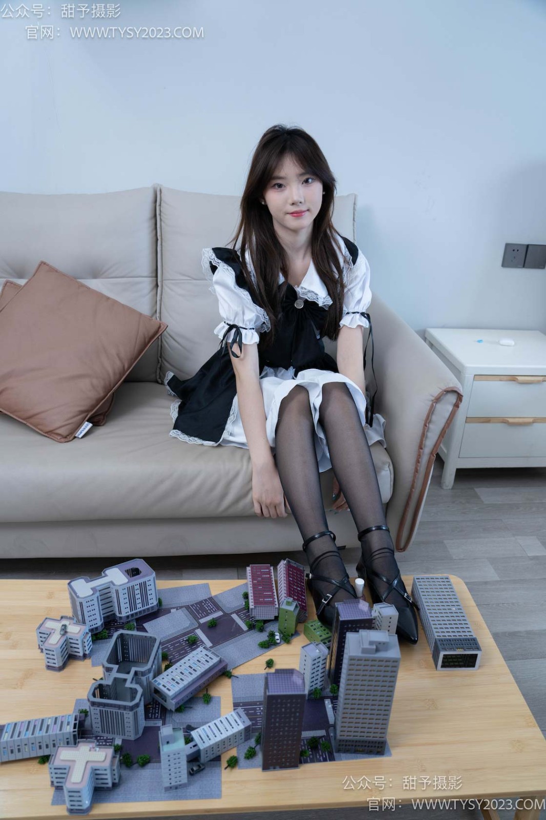 甜予摄影 NO.056 璇璇-高跟鞋、黑丝（脚尖加固款）、白丝（脚尖加固款，白丝仅图片和剧情版视频包含）、裸足、小人国剧情 [192P/2V/13.87GB]插图2