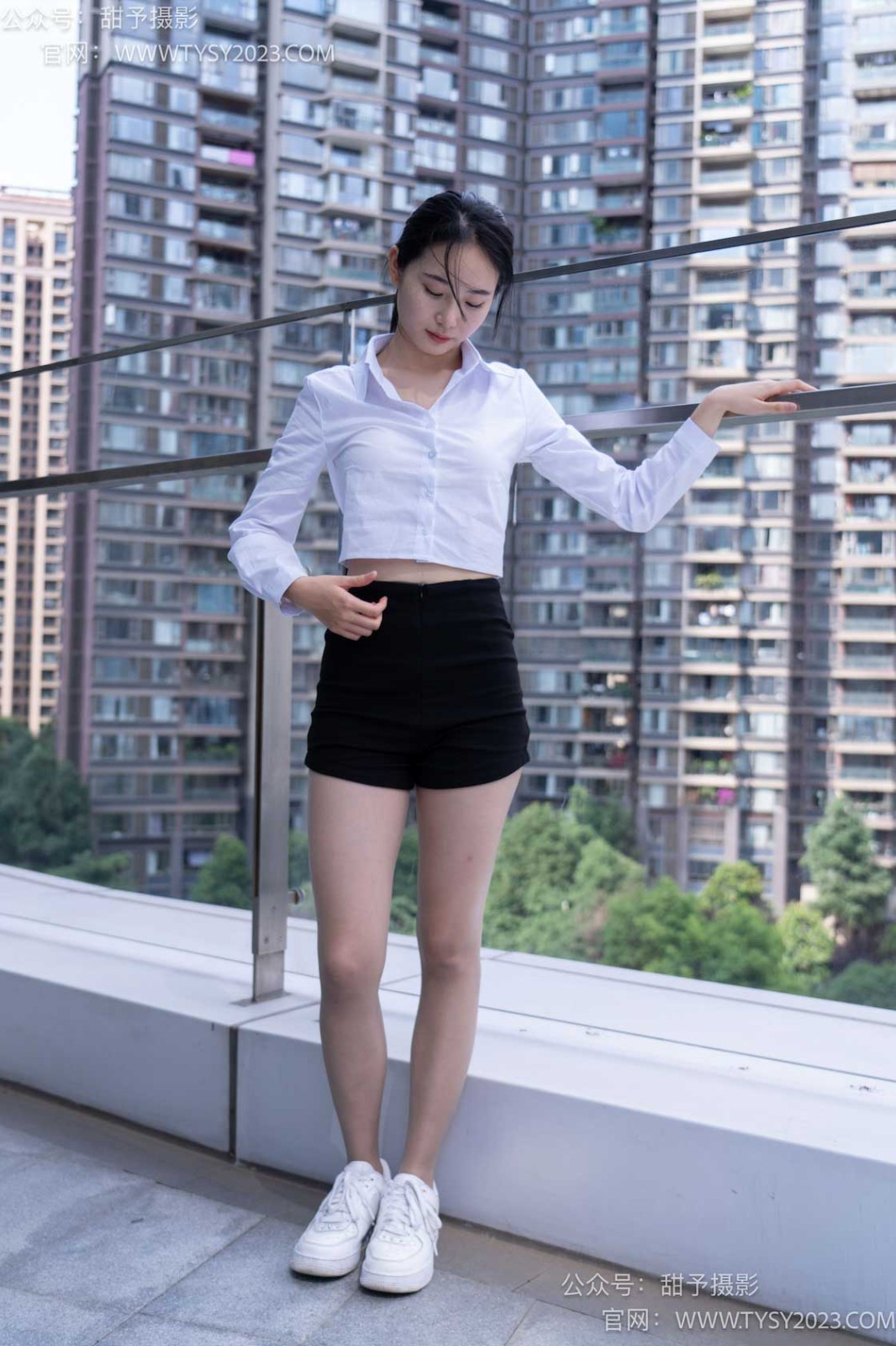 甜予摄影 NO.063 思思-板鞋、油亮灰丝（脚尖透明款） [137P/2V/10.00GB]插图4