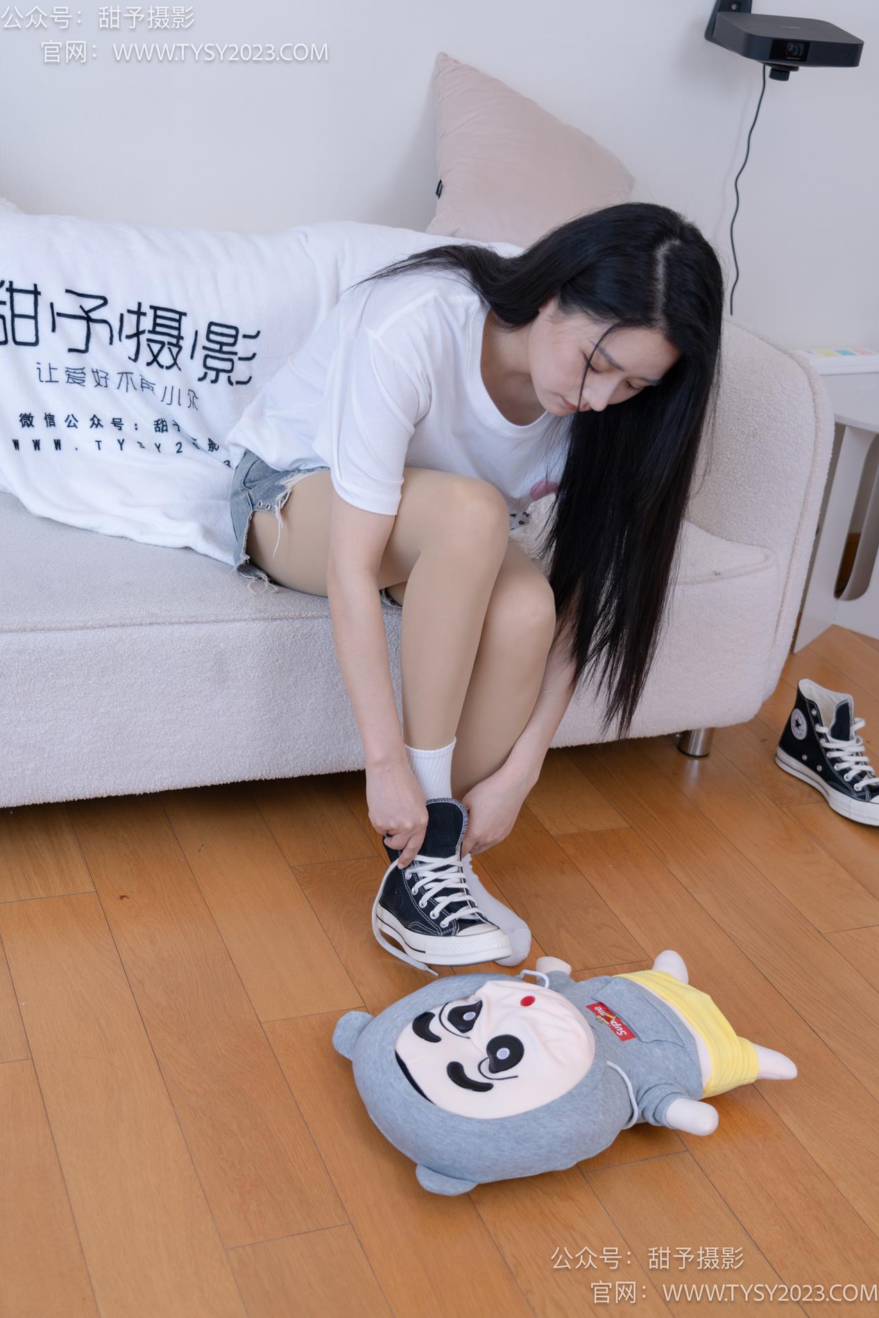 甜予摄影072期 澜澜-帆布鞋、白棉袜、踩蜡笔小新玩偶剧情完整版 [125P/2V/10.6G]插图1