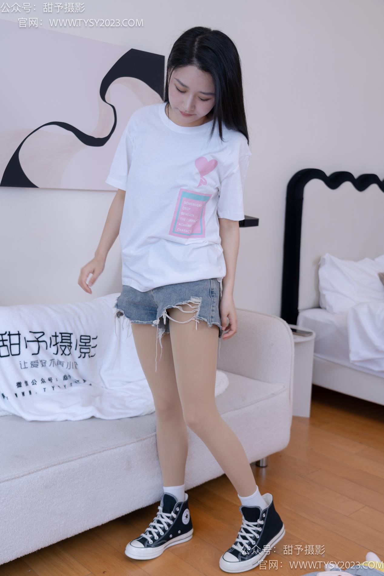 甜予摄影072期 澜澜-帆布鞋、白棉袜、踩蜡笔小新玩偶剧情完整版 [125P/2V/10.6G]插图8