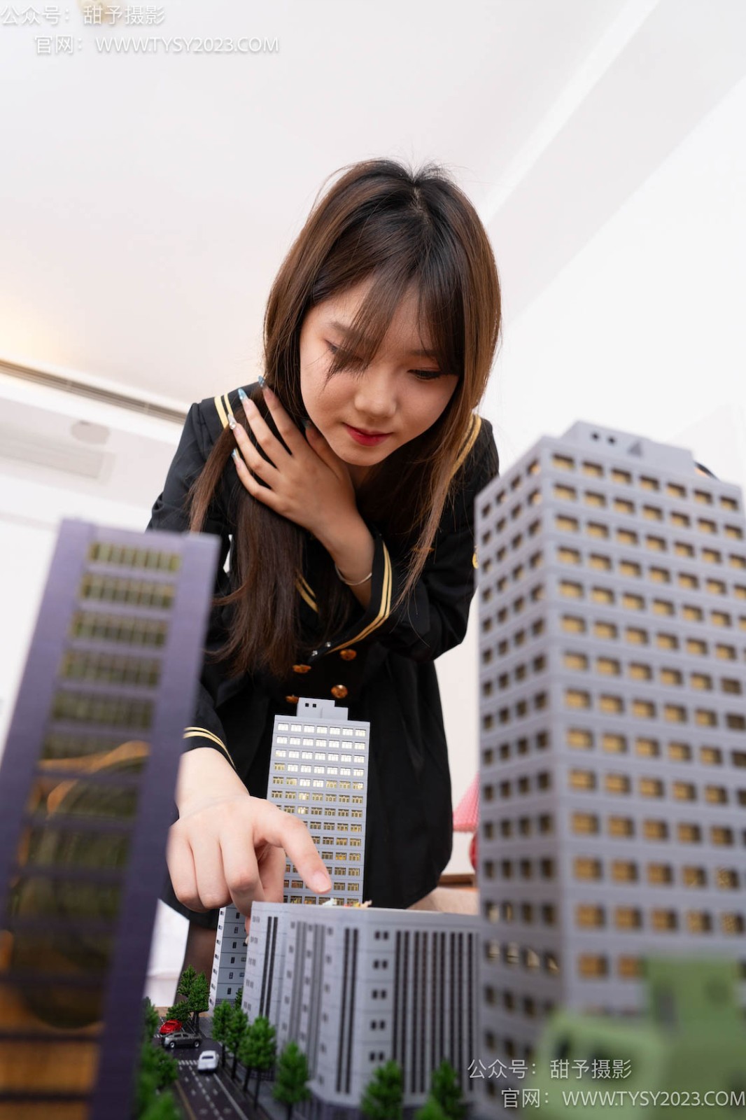 甜予摄影 NO.077 璇璇-JK至服、凉爽高跟鞋、黑丝（脚尖透明款）、小人国剧情[128P/2V/10.67GB]插图