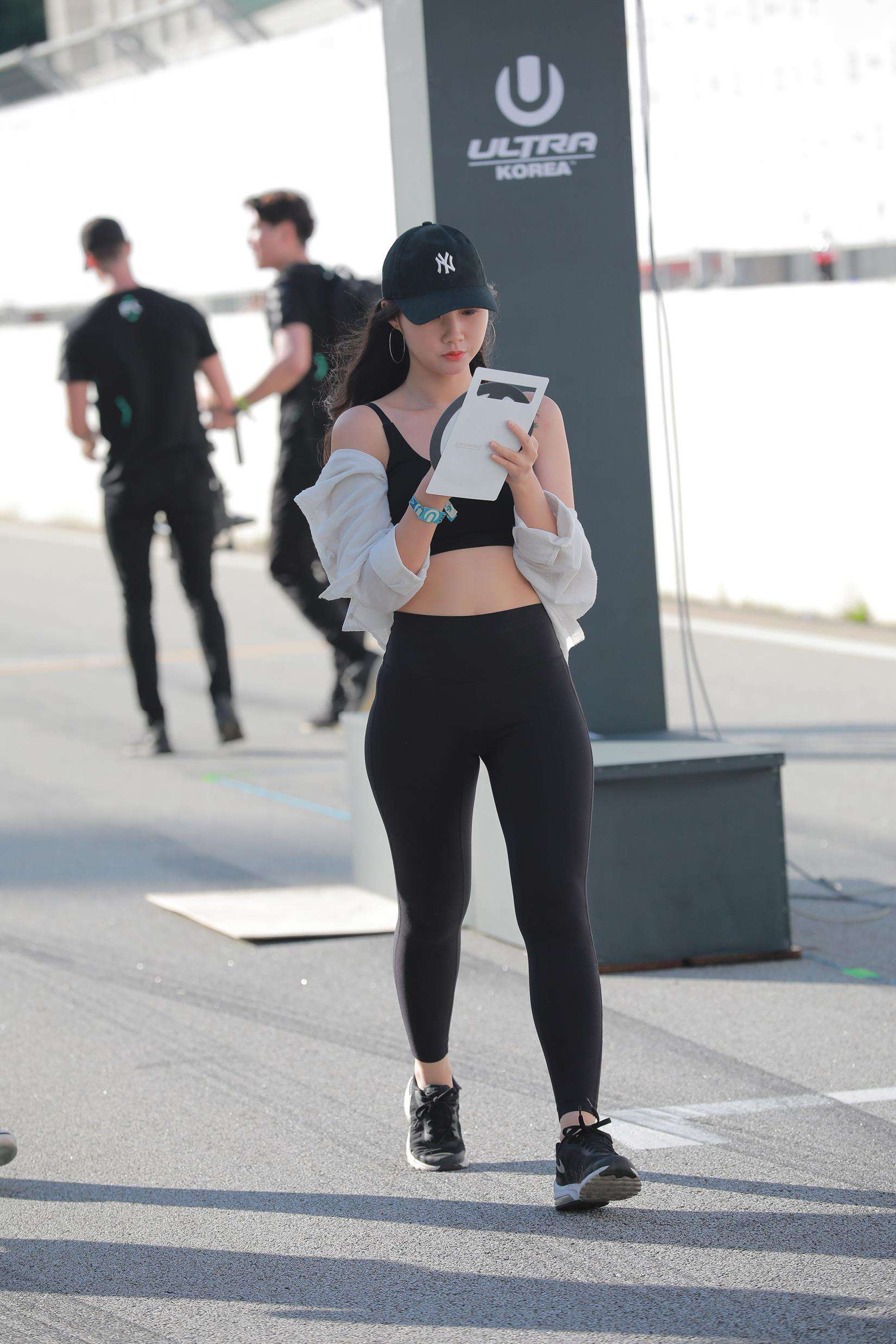 精选街拍作品 NO.3679 黑色仅身裤香肩[28P/39MB]插图