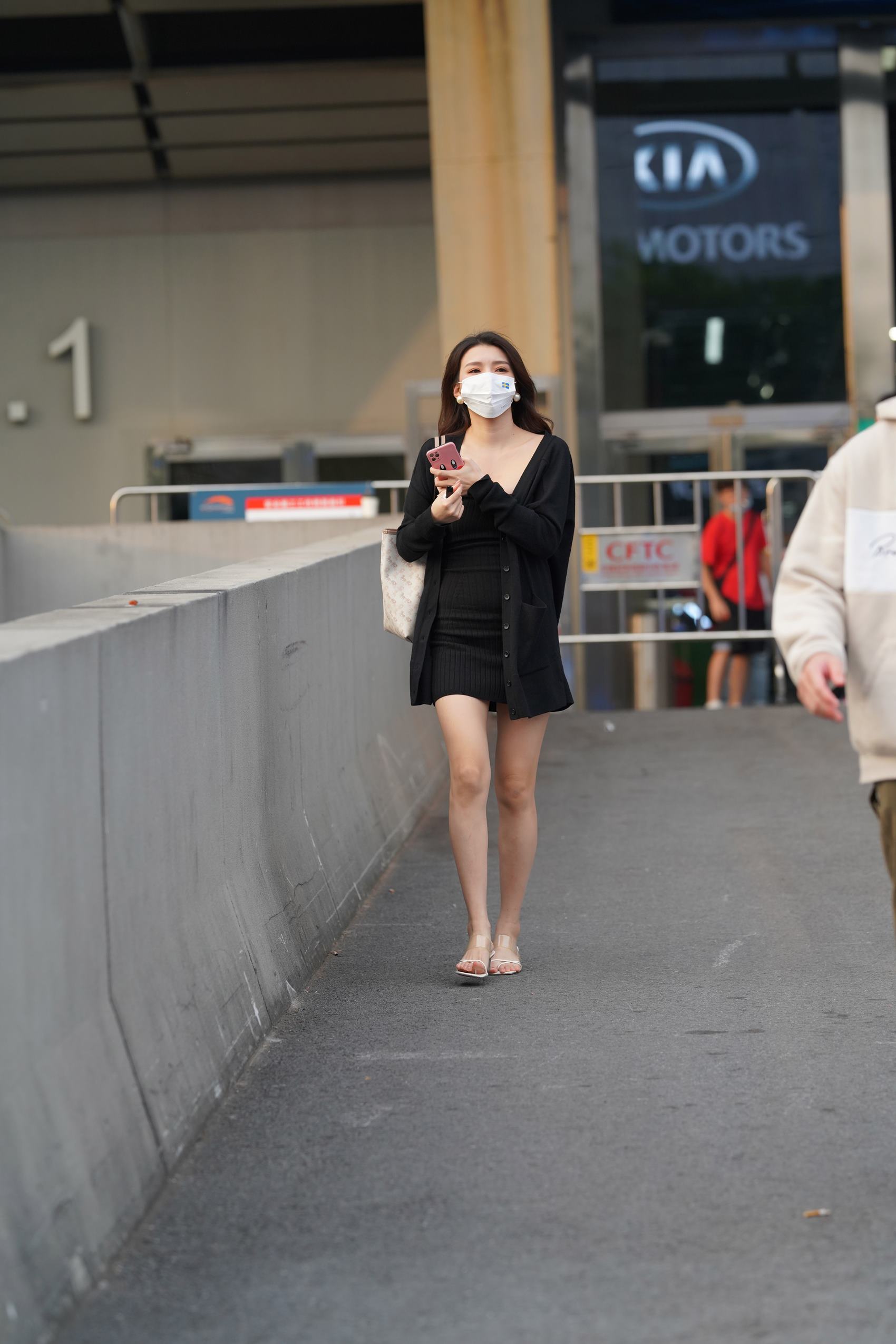 精选街拍作品 NO.3655 黑色仅身包屯裙凉高[97P/168MB]插图