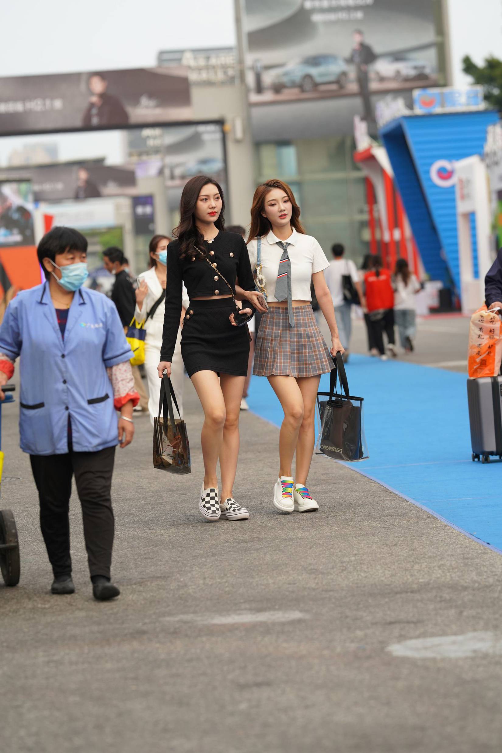 精选街拍作品 NO.3656 黑色仅身包屯裙美腿[58P/110MB]插图