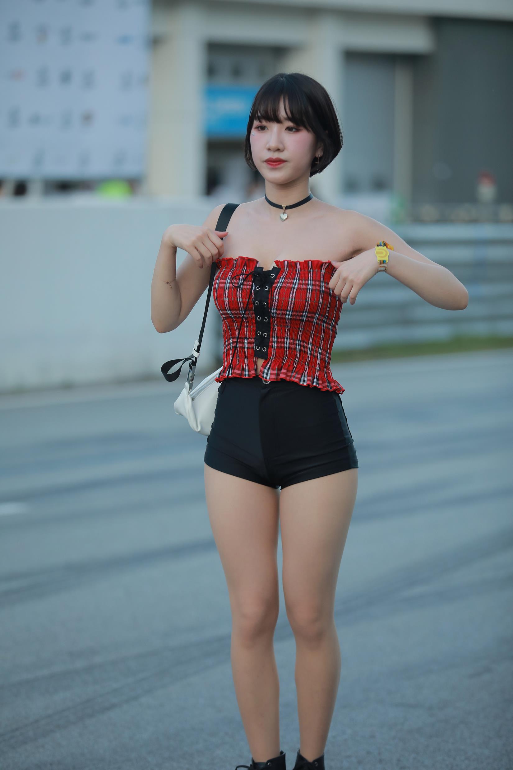 精选街拍作品 NO.3669 黑色热裤柏嫩美腿[29P/37MB]插图