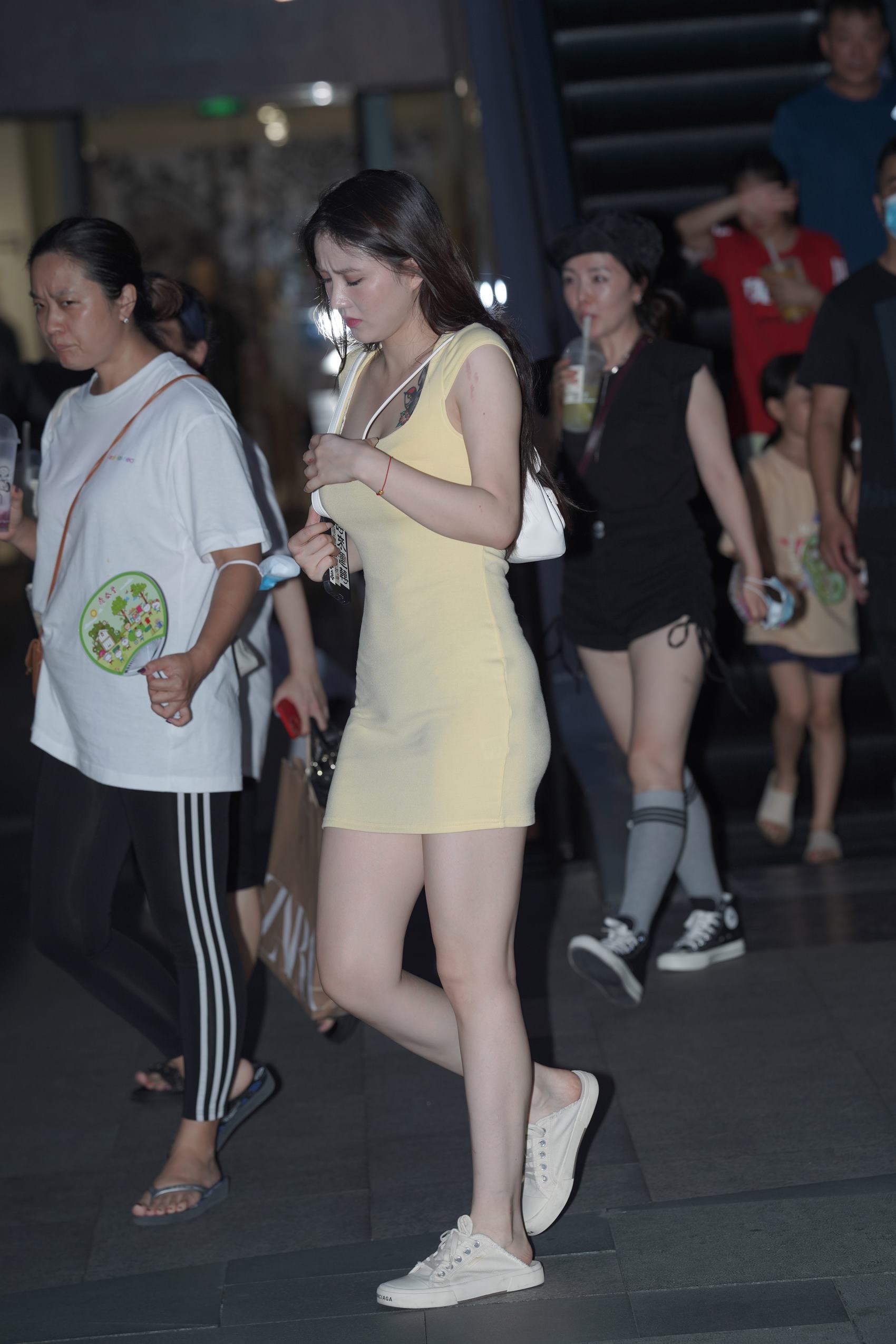 精选街拍作品 NO.3640 黄色仅身包屯裙美腿[120P/312MB]插图1